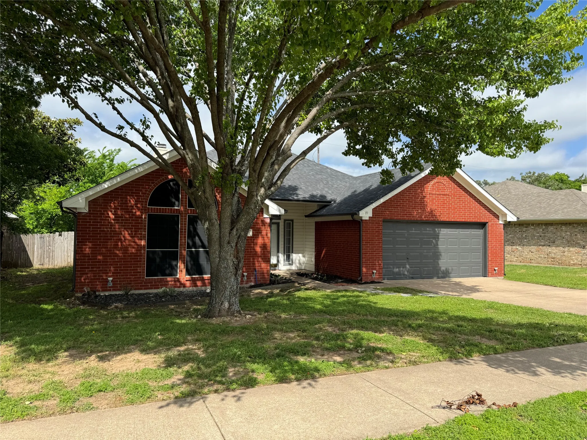 Single Family Residence For Rent in Ellis County , 1025 Boardwalk Street, Midlothian, Texas 76065, 3 Bedroom, 2 Bathroom, 2 Garage spaces, 1,528 Sqft, built in 1997, mls#21374766, Real Estate Agent in Midlothian, Homes For Rent in Ellis county, Homes For Rent in Midlothian, Realtor in Midlothian Texas, Real Estate Brokerage Independent Realty Texas, Luminita Cordes Realtor