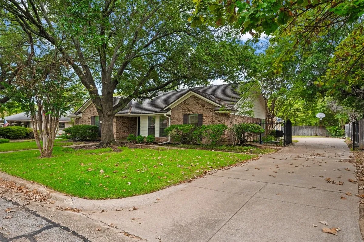 Single Family Residence For Sale in Tarrant County , 4604 Clay Court Lane, Arlington, Texas 76017, 4 Bedroom, 3 Bathroom, 2 Garage spaces, 2,445 Sqft, built in 1980, mls#21374903, Real Estate Agent in Arlington, Homes For Sale in Tarrant county, Homes For Sale in Arlington, Realtor in Arlington Texas, Real Estate Brokerage Independent Realty Texas, Luminita Cordes Realtor
