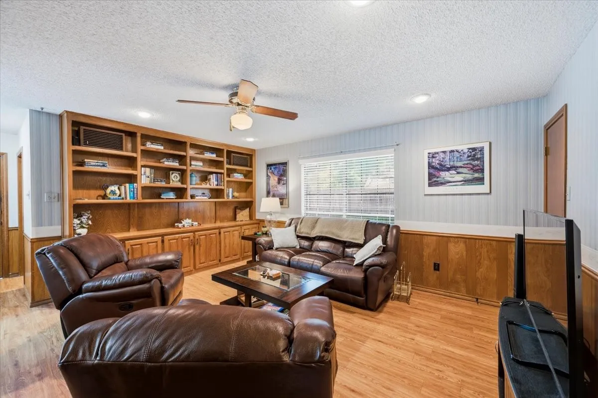 Single Family Residence For Sale in Tarrant County , 4604 Clay Court Lane, Arlington, Texas 76017, 4 Bedroom, 3 Bathroom, 2 Garage spaces, 2,445 Sqft, built in 1980, mls#21374903, Real Estate Agent in Arlington, Homes For Sale in Tarrant county, Homes For Sale in Arlington, Realtor in Arlington Texas, Real Estate Brokerage Independent Realty Texas, Luminita Cordes Realtor