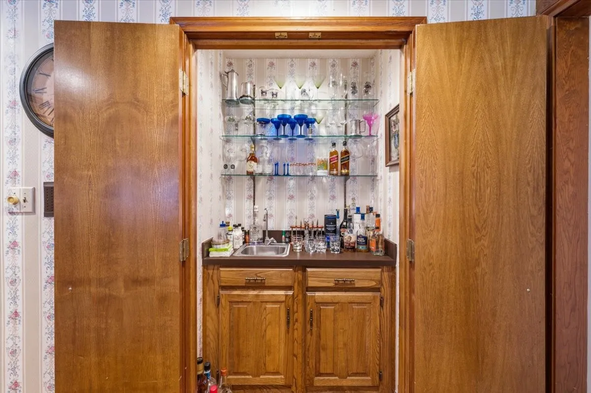 Wet bars are so great when entertaining!!