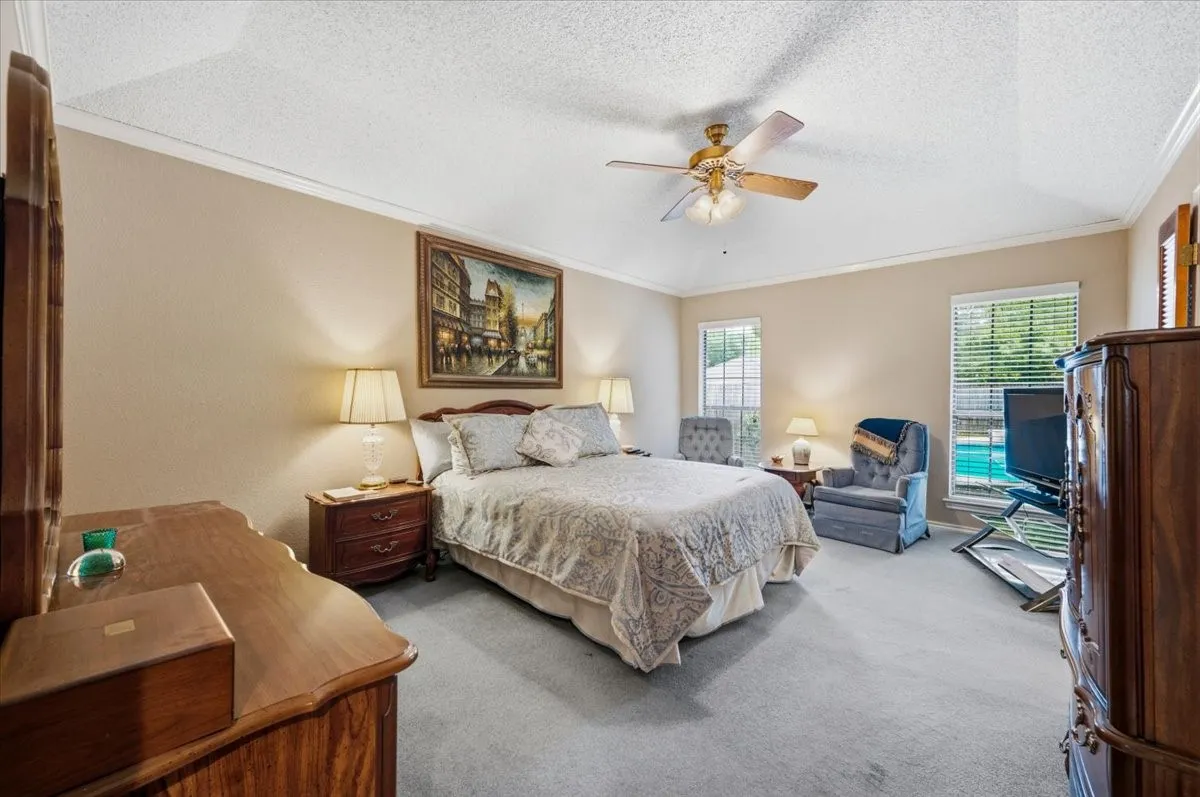 Large primary bedroom!!