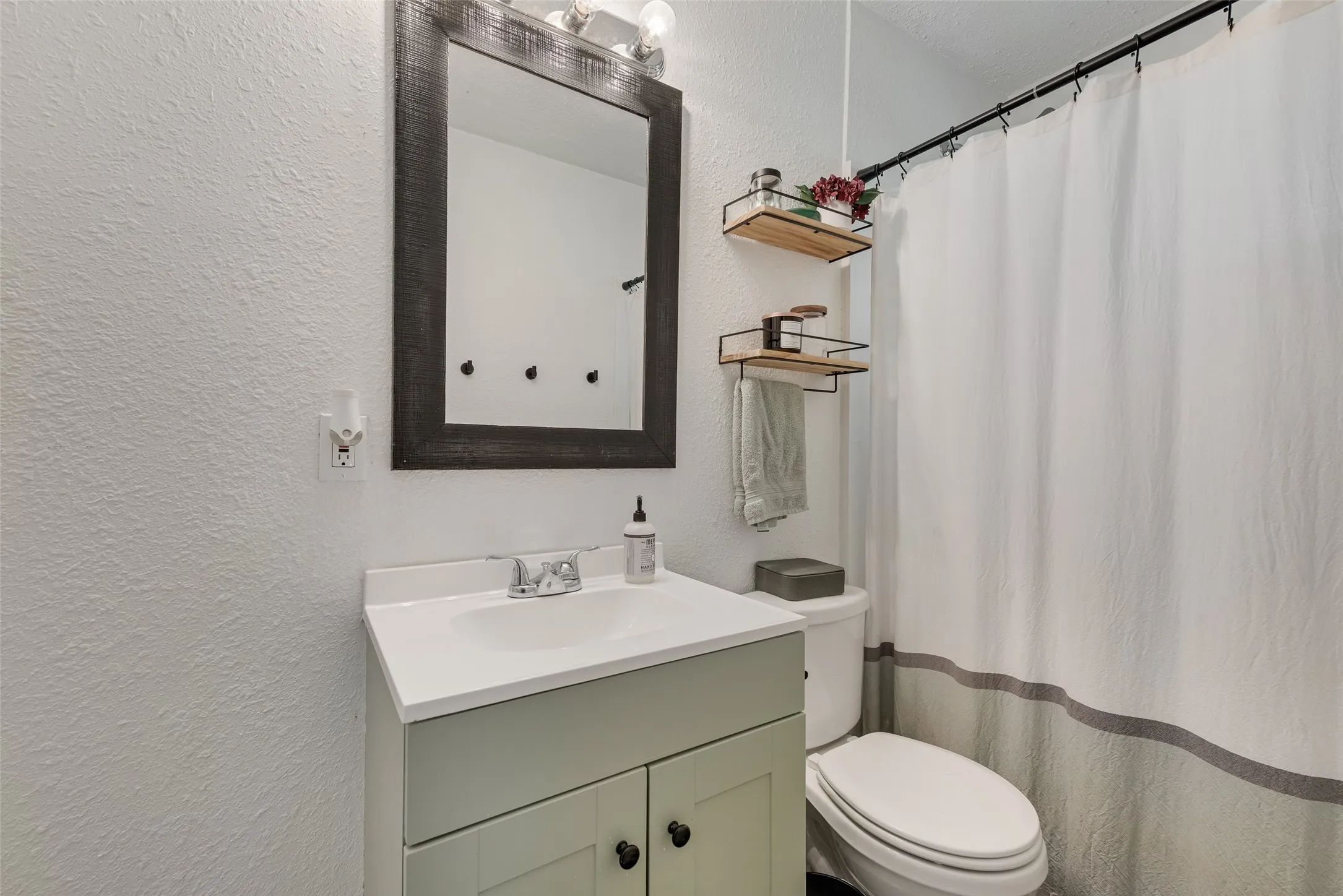Single Family Residence For Sale in Dallas County , 3008 Albany Drive, Mesquite, Texas 75150, 3 Bedroom, 2 Bathroom, 1 Garage spaces, 1,437 Sqft, built in 1959, mls#21375923, Real Estate Agent in Mesquite, Homes For Sale in Dallas county, Homes For Sale in Mesquite, Realtor in Mesquite Texas, Real Estate Brokerage Independent Realty Texas, Luminita Cordes Realtor