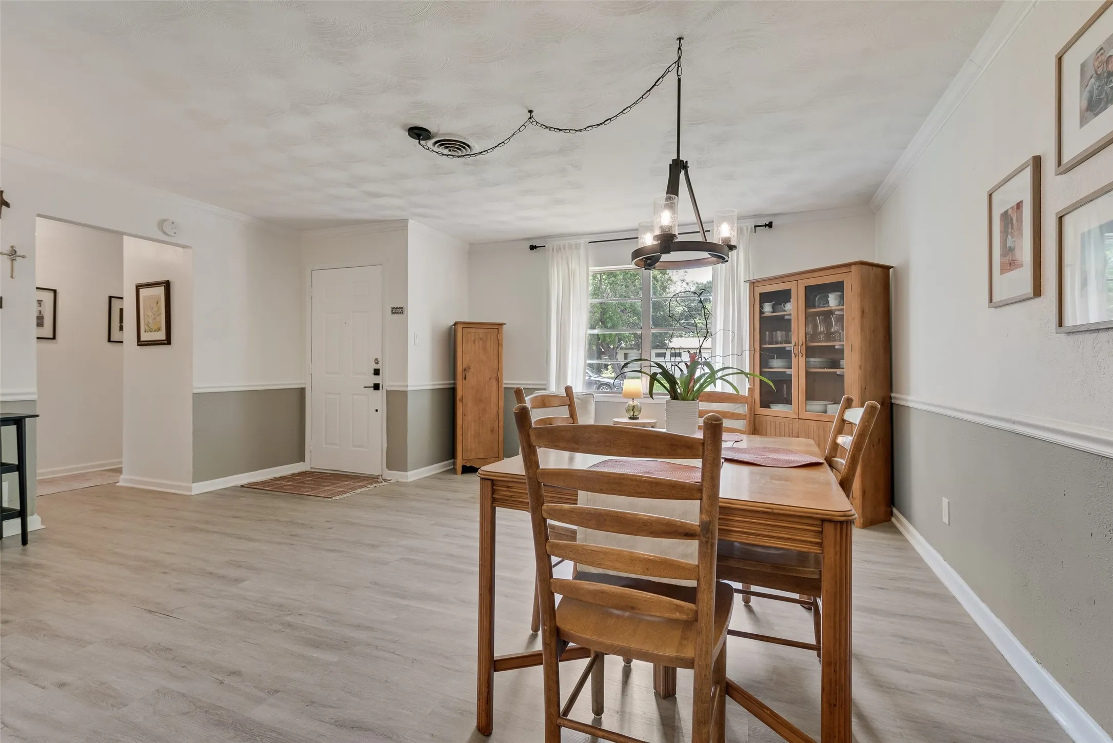 Single Family Residence For Sale in Dallas County , 3008 Albany Drive, Mesquite, Texas 75150, 3 Bedroom, 2 Bathroom, 1 Garage spaces, 1,437 Sqft, built in 1959, mls#21375923, Real Estate Agent in Mesquite, Homes For Sale in Dallas county, Homes For Sale in Mesquite, Realtor in Mesquite Texas, Real Estate Brokerage Independent Realty Texas, Luminita Cordes Realtor