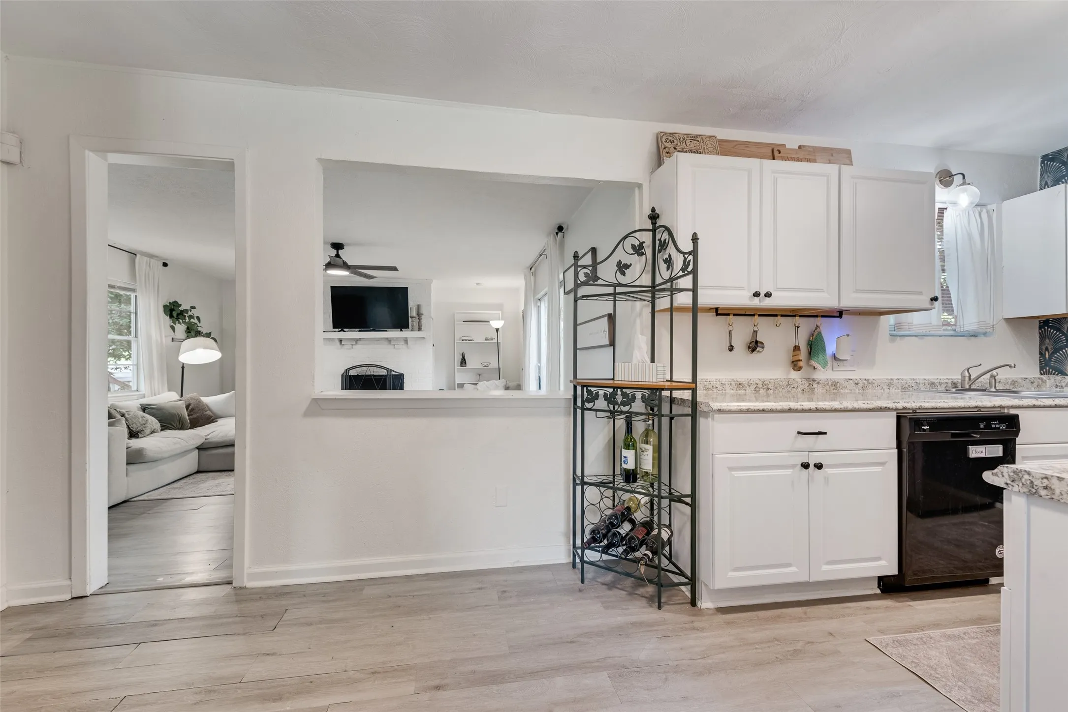 Single Family Residence For Sale in Dallas County , 3008 Albany Drive, Mesquite, Texas 75150, 3 Bedroom, 2 Bathroom, 1 Garage spaces, 1,437 Sqft, built in 1959, mls#21375923, Real Estate Agent in Mesquite, Homes For Sale in Dallas county, Homes For Sale in Mesquite, Realtor in Mesquite Texas, Real Estate Brokerage Independent Realty Texas, Luminita Cordes Realtor