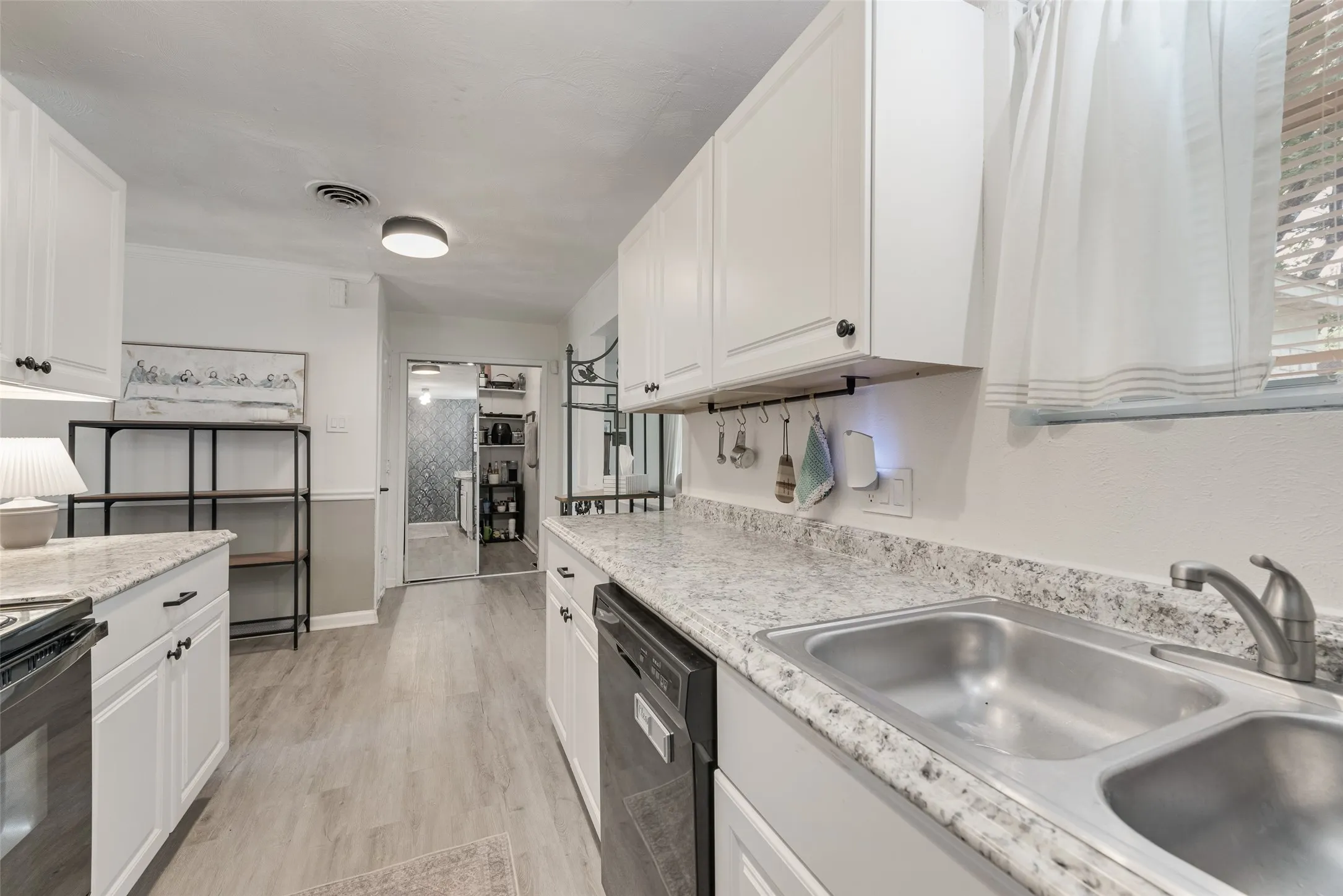Single Family Residence For Sale in Dallas County , 3008 Albany Drive, Mesquite, Texas 75150, 3 Bedroom, 2 Bathroom, 1 Garage spaces, 1,437 Sqft, built in 1959, mls#21375923, Real Estate Agent in Mesquite, Homes For Sale in Dallas county, Homes For Sale in Mesquite, Realtor in Mesquite Texas, Real Estate Brokerage Independent Realty Texas, Luminita Cordes Realtor