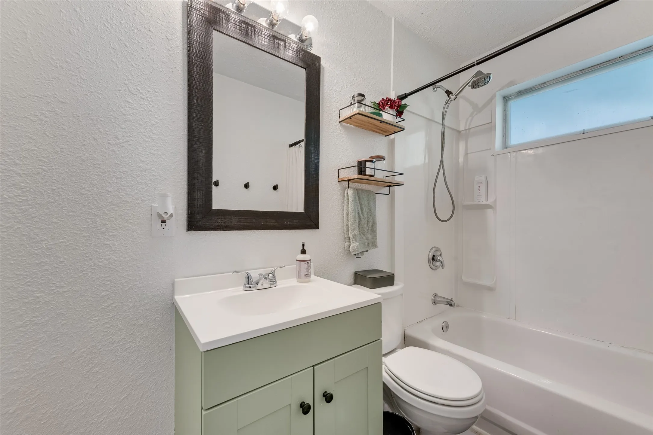 Single Family Residence For Sale in Dallas County , 3008 Albany Drive, Mesquite, Texas 75150, 3 Bedroom, 2 Bathroom, 1 Garage spaces, 1,437 Sqft, built in 1959, mls#21375923, Real Estate Agent in Mesquite, Homes For Sale in Dallas county, Homes For Sale in Mesquite, Realtor in Mesquite Texas, Real Estate Brokerage Independent Realty Texas, Luminita Cordes Realtor