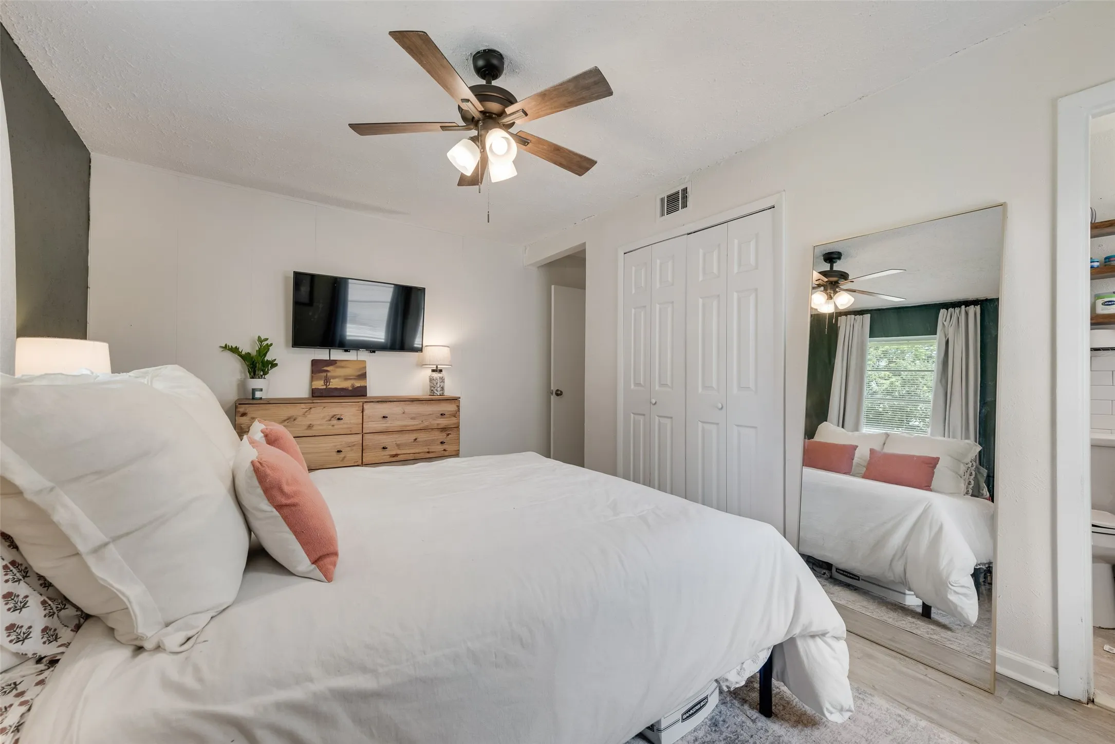 Single Family Residence For Sale in Dallas County , 3008 Albany Drive, Mesquite, Texas 75150, 3 Bedroom, 2 Bathroom, 1 Garage spaces, 1,437 Sqft, built in 1959, mls#21375923, Real Estate Agent in Mesquite, Homes For Sale in Dallas county, Homes For Sale in Mesquite, Realtor in Mesquite Texas, Real Estate Brokerage Independent Realty Texas, Luminita Cordes Realtor