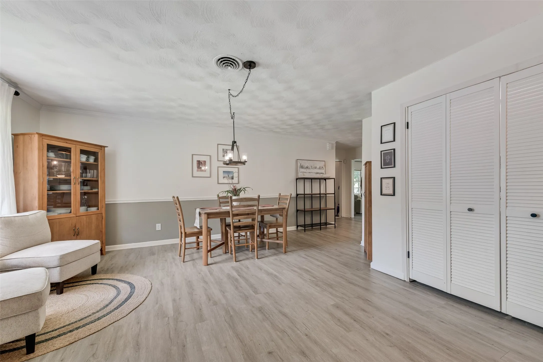 Single Family Residence For Sale in Dallas County , 3008 Albany Drive, Mesquite, Texas 75150, 3 Bedroom, 2 Bathroom, 1 Garage spaces, 1,437 Sqft, built in 1959, mls#21375923, Real Estate Agent in Mesquite, Homes For Sale in Dallas county, Homes For Sale in Mesquite, Realtor in Mesquite Texas, Real Estate Brokerage Independent Realty Texas, Luminita Cordes Realtor