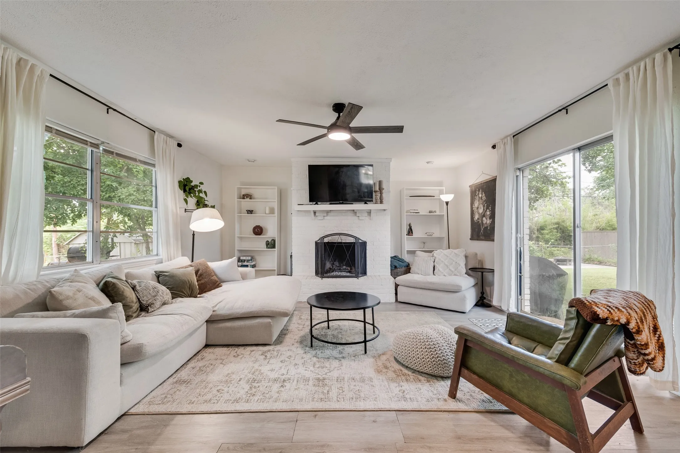 Single Family Residence For Sale in Dallas County , 3008 Albany Drive, Mesquite, Texas 75150, 3 Bedroom, 2 Bathroom, 1 Garage spaces, 1,437 Sqft, built in 1959, mls#21375923, Real Estate Agent in Mesquite, Homes For Sale in Dallas county, Homes For Sale in Mesquite, Realtor in Mesquite Texas, Real Estate Brokerage Independent Realty Texas, Luminita Cordes Realtor