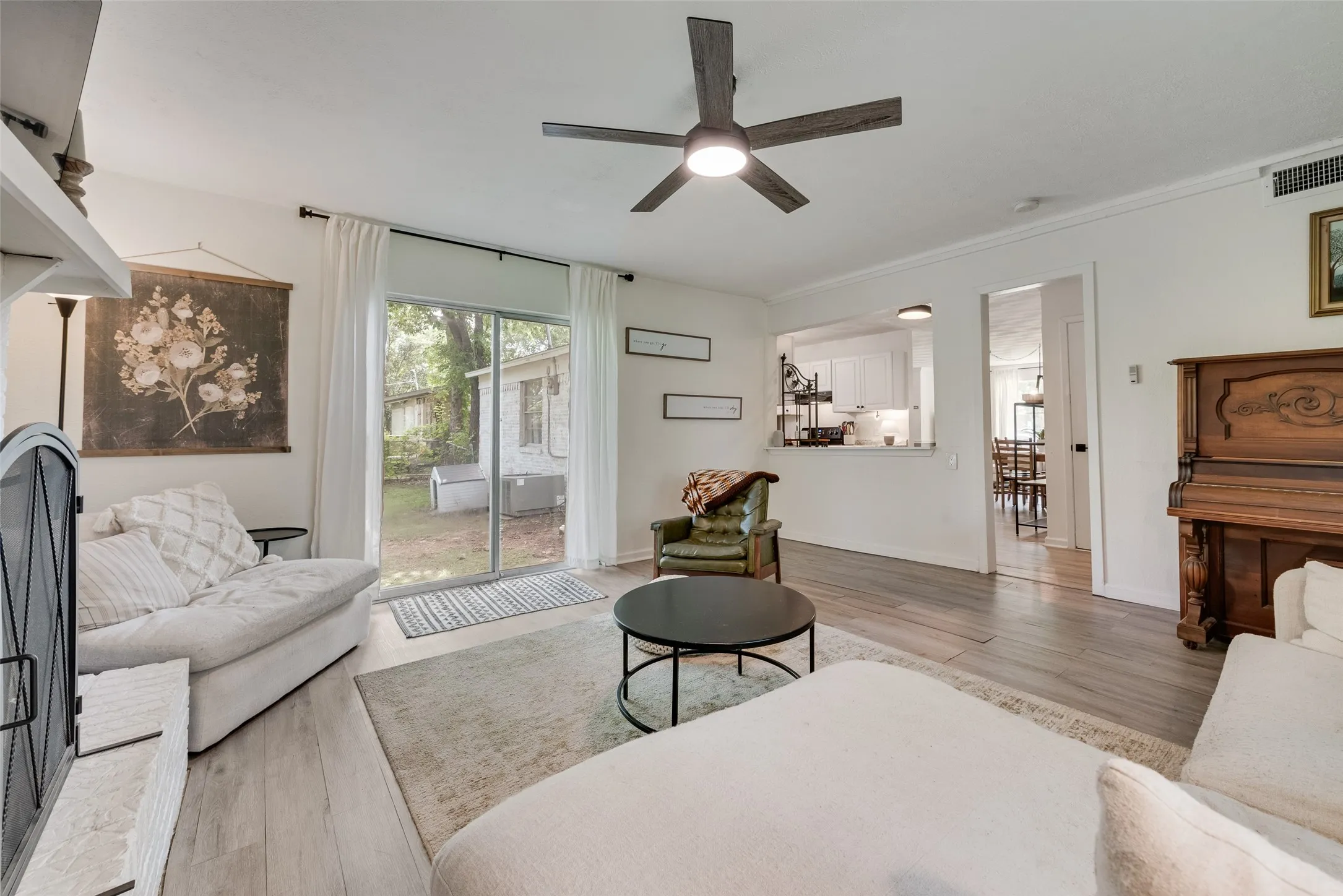 Single Family Residence For Sale in Dallas County , 3008 Albany Drive, Mesquite, Texas 75150, 3 Bedroom, 2 Bathroom, 1 Garage spaces, 1,437 Sqft, built in 1959, mls#21375923, Real Estate Agent in Mesquite, Homes For Sale in Dallas county, Homes For Sale in Mesquite, Realtor in Mesquite Texas, Real Estate Brokerage Independent Realty Texas, Luminita Cordes Realtor