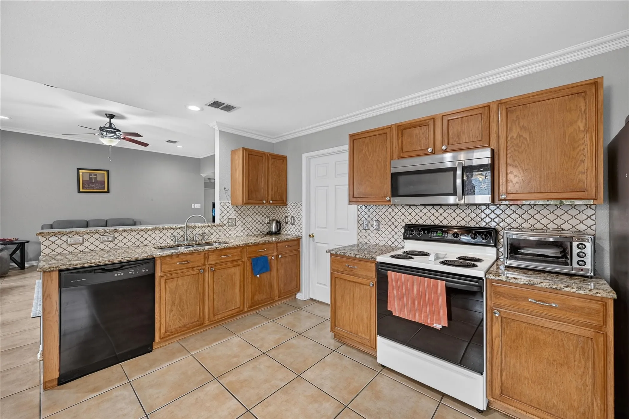 Single Family Residence For Sale in Dallas County , 5530 Mandarin Way, Dallas, Texas 75249, 3 Bedroom, 2 Bathroom, 2 Garage spaces, 1,618 Sqft, built in 2002, mls#21377815, Real Estate Agent in Dallas, Homes For Sale in Dallas county, Homes For Sale in Dallas, Realtor in Dallas Texas, Real Estate Brokerage Independent Realty Texas, Luminita Cordes Realtor