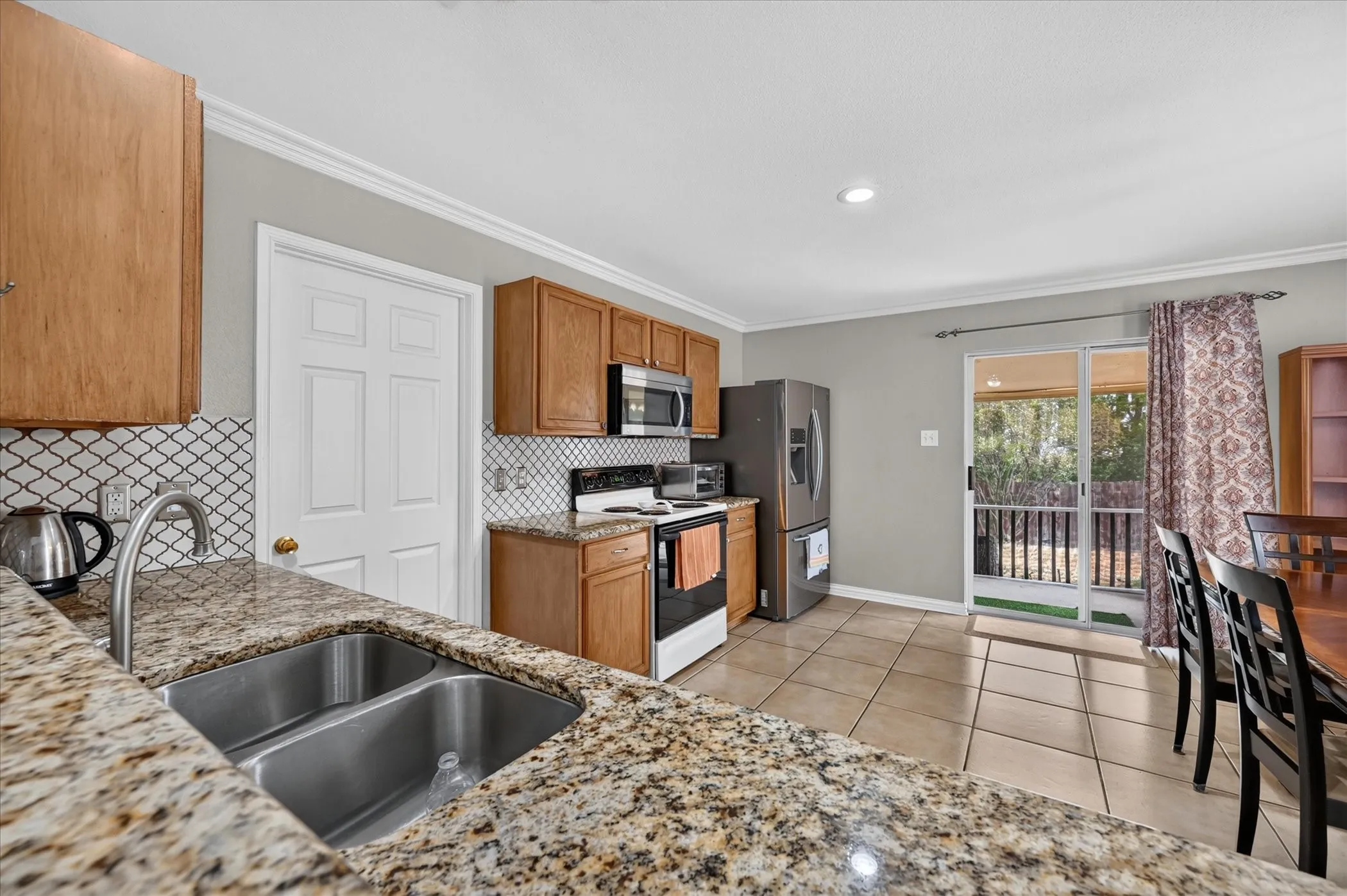 Single Family Residence For Sale in Dallas County , 5530 Mandarin Way, Dallas, Texas 75249, 3 Bedroom, 2 Bathroom, 2 Garage spaces, 1,618 Sqft, built in 2002, mls#21377815, Real Estate Agent in Dallas, Homes For Sale in Dallas county, Homes For Sale in Dallas, Realtor in Dallas Texas, Real Estate Brokerage Independent Realty Texas, Luminita Cordes Realtor