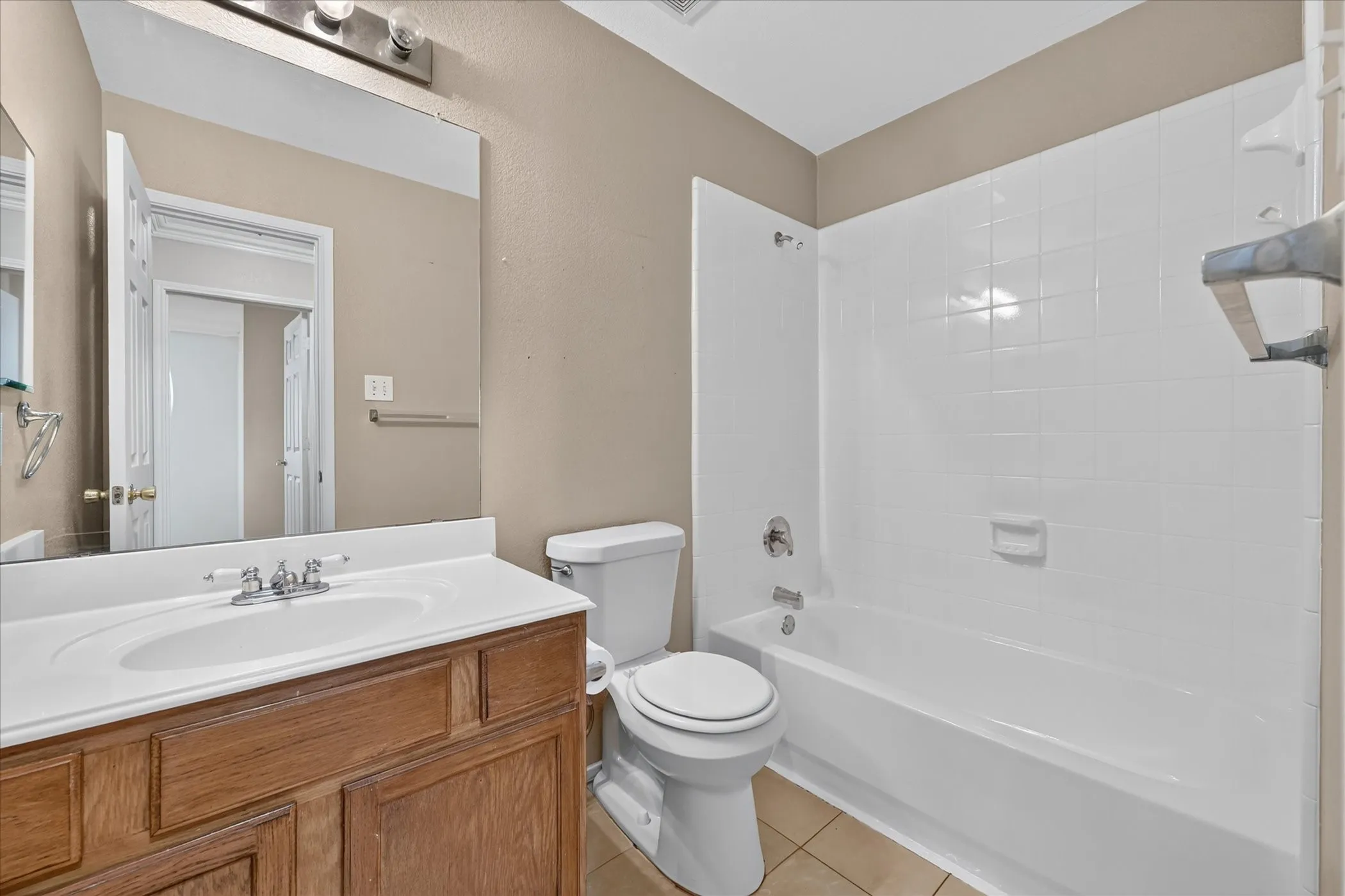 Single Family Residence For Sale in Dallas County , 5530 Mandarin Way, Dallas, Texas 75249, 3 Bedroom, 2 Bathroom, 2 Garage spaces, 1,618 Sqft, built in 2002, mls#21377815, Real Estate Agent in Dallas, Homes For Sale in Dallas county, Homes For Sale in Dallas, Realtor in Dallas Texas, Real Estate Brokerage Independent Realty Texas, Luminita Cordes Realtor