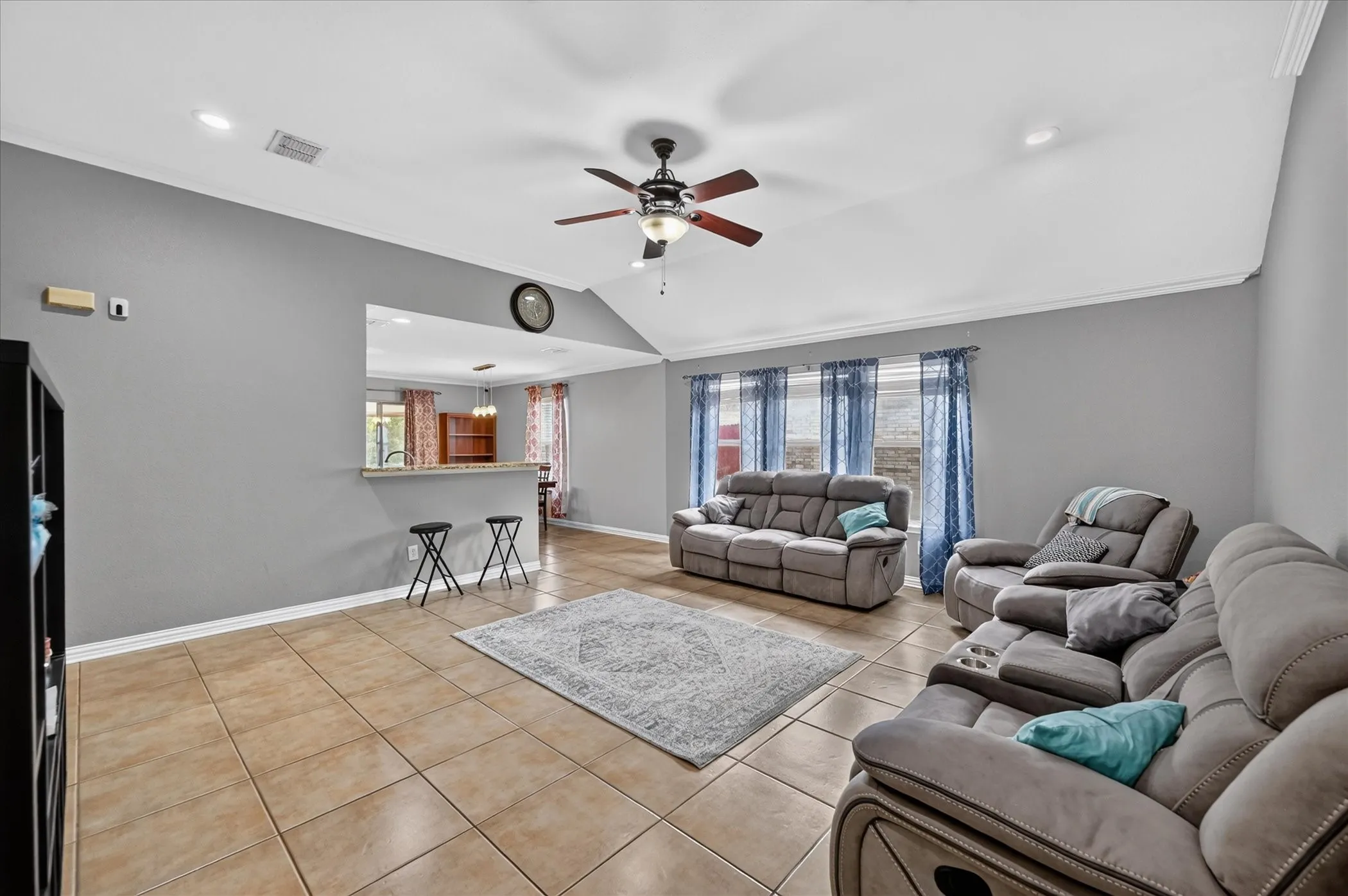 Single Family Residence For Sale in Dallas County , 5530 Mandarin Way, Dallas, Texas 75249, 3 Bedroom, 2 Bathroom, 2 Garage spaces, 1,618 Sqft, built in 2002, mls#21377815, Real Estate Agent in Dallas, Homes For Sale in Dallas county, Homes For Sale in Dallas, Realtor in Dallas Texas, Real Estate Brokerage Independent Realty Texas, Luminita Cordes Realtor