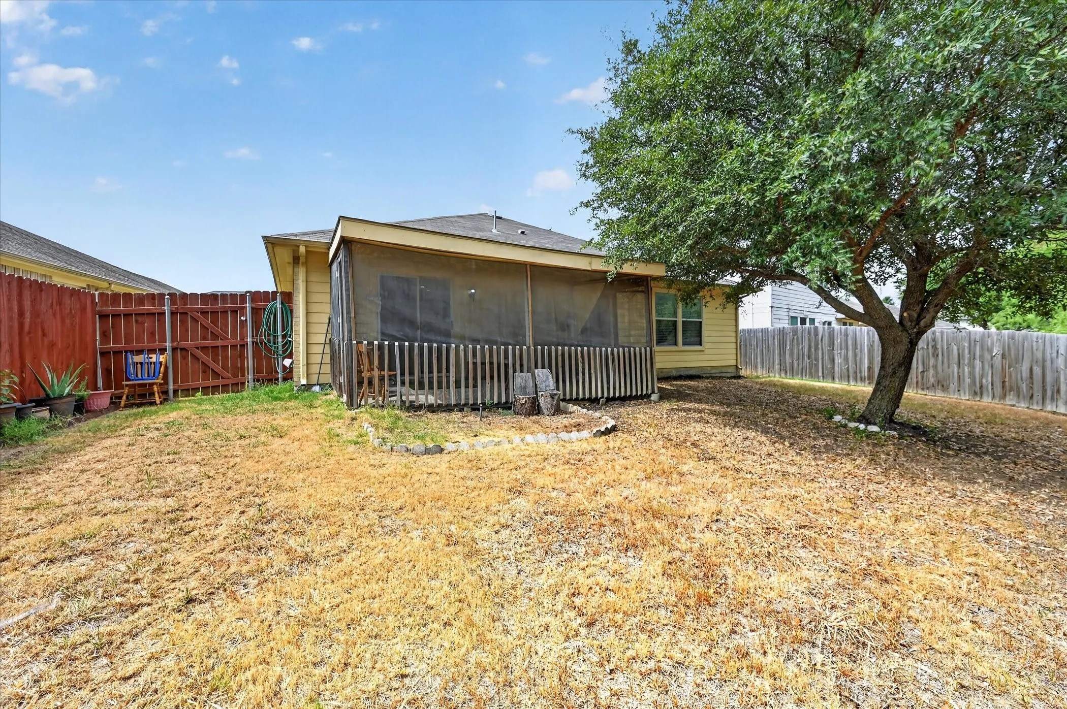Single Family Residence For Sale in Dallas County , 5530 Mandarin Way, Dallas, Texas 75249, 3 Bedroom, 2 Bathroom, 2 Garage spaces, 1,618 Sqft, built in 2002, mls#21377815, Real Estate Agent in Dallas, Homes For Sale in Dallas county, Homes For Sale in Dallas, Realtor in Dallas Texas, Real Estate Brokerage Independent Realty Texas, Luminita Cordes Realtor