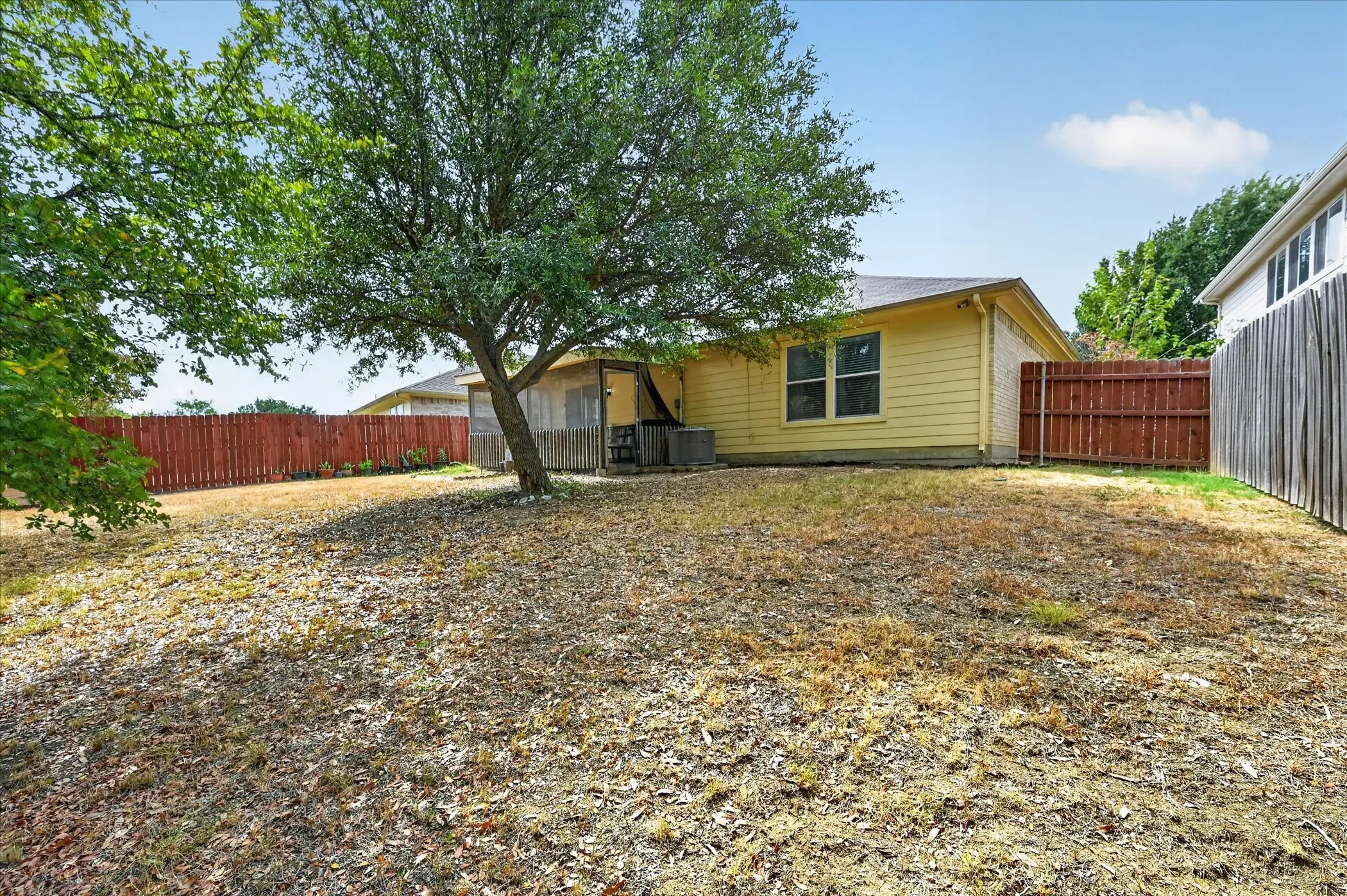 Single Family Residence For Sale in Dallas County , 5530 Mandarin Way, Dallas, Texas 75249, 3 Bedroom, 2 Bathroom, 2 Garage spaces, 1,618 Sqft, built in 2002, mls#21377815, Real Estate Agent in Dallas, Homes For Sale in Dallas county, Homes For Sale in Dallas, Realtor in Dallas Texas, Real Estate Brokerage Independent Realty Texas, Luminita Cordes Realtor