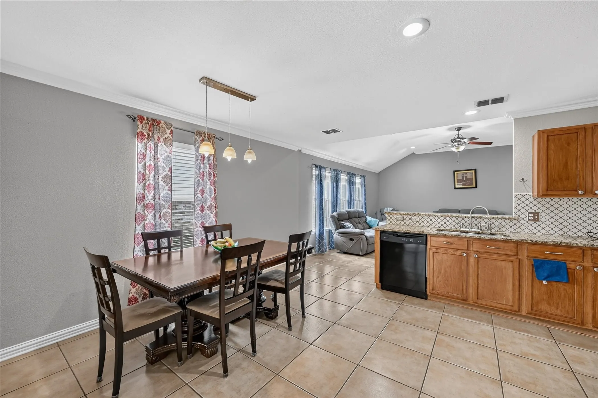 Single Family Residence For Sale in Dallas County , 5530 Mandarin Way, Dallas, Texas 75249, 3 Bedroom, 2 Bathroom, 2 Garage spaces, 1,618 Sqft, built in 2002, mls#21377815, Real Estate Agent in Dallas, Homes For Sale in Dallas county, Homes For Sale in Dallas, Realtor in Dallas Texas, Real Estate Brokerage Independent Realty Texas, Luminita Cordes Realtor