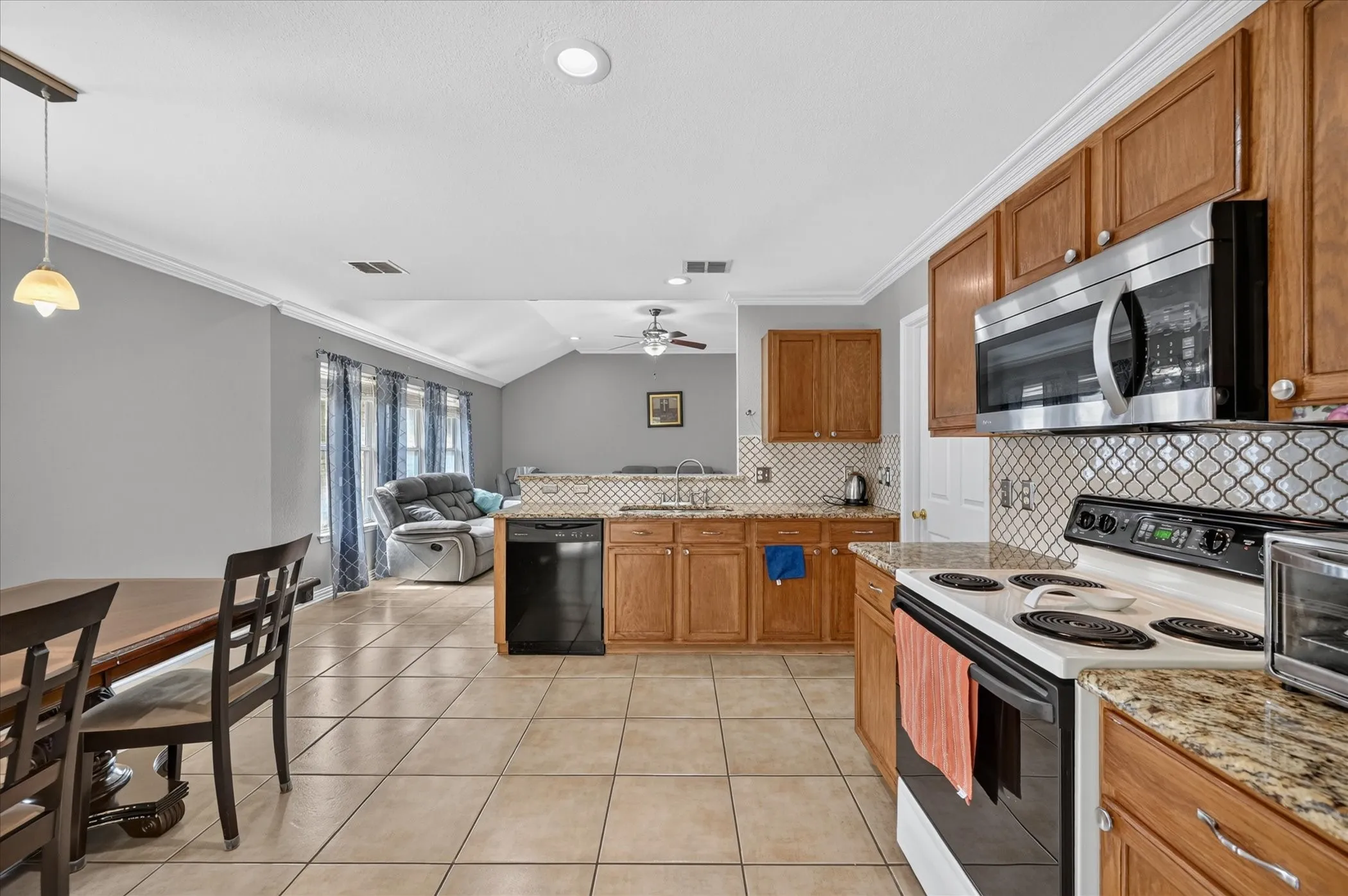Single Family Residence For Sale in Dallas County , 5530 Mandarin Way, Dallas, Texas 75249, 3 Bedroom, 2 Bathroom, 2 Garage spaces, 1,618 Sqft, built in 2002, mls#21377815, Real Estate Agent in Dallas, Homes For Sale in Dallas county, Homes For Sale in Dallas, Realtor in Dallas Texas, Real Estate Brokerage Independent Realty Texas, Luminita Cordes Realtor