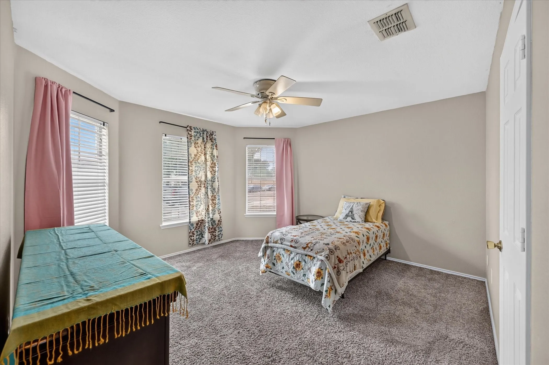 Single Family Residence For Sale in Dallas County , 5530 Mandarin Way, Dallas, Texas 75249, 3 Bedroom, 2 Bathroom, 2 Garage spaces, 1,618 Sqft, built in 2002, mls#21377815, Real Estate Agent in Dallas, Homes For Sale in Dallas county, Homes For Sale in Dallas, Realtor in Dallas Texas, Real Estate Brokerage Independent Realty Texas, Luminita Cordes Realtor