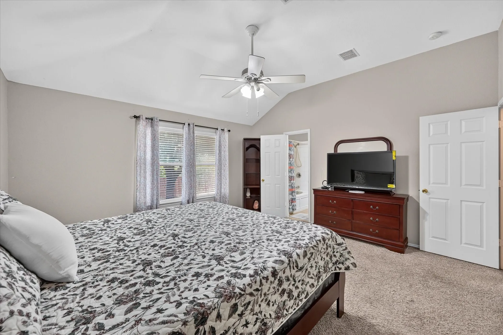 Single Family Residence For Sale in Dallas County , 5530 Mandarin Way, Dallas, Texas 75249, 3 Bedroom, 2 Bathroom, 2 Garage spaces, 1,618 Sqft, built in 2002, mls#21377815, Real Estate Agent in Dallas, Homes For Sale in Dallas county, Homes For Sale in Dallas, Realtor in Dallas Texas, Real Estate Brokerage Independent Realty Texas, Luminita Cordes Realtor