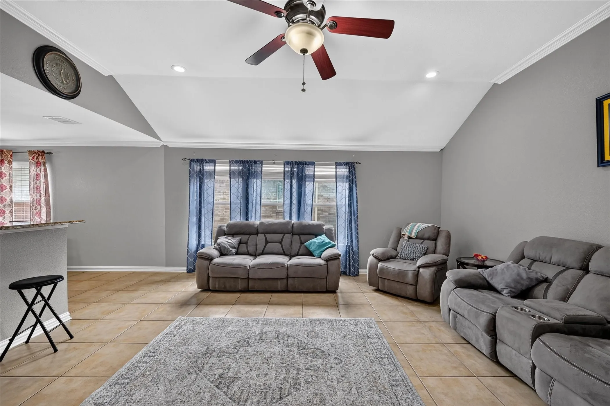 Single Family Residence For Sale in Dallas County , 5530 Mandarin Way, Dallas, Texas 75249, 3 Bedroom, 2 Bathroom, 2 Garage spaces, 1,618 Sqft, built in 2002, mls#21377815, Real Estate Agent in Dallas, Homes For Sale in Dallas county, Homes For Sale in Dallas, Realtor in Dallas Texas, Real Estate Brokerage Independent Realty Texas, Luminita Cordes Realtor