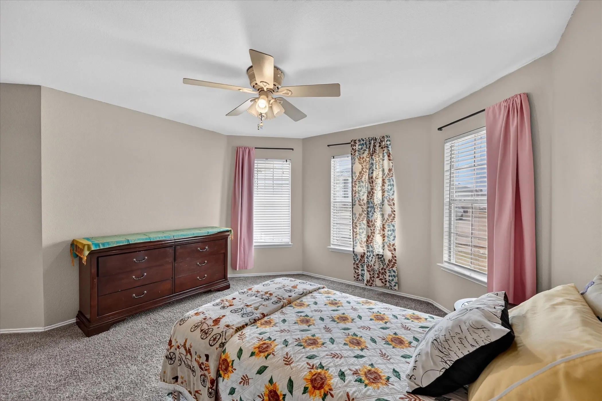 Single Family Residence For Sale in Dallas County , 5530 Mandarin Way, Dallas, Texas 75249, 3 Bedroom, 2 Bathroom, 2 Garage spaces, 1,618 Sqft, built in 2002, mls#21377815, Real Estate Agent in Dallas, Homes For Sale in Dallas county, Homes For Sale in Dallas, Realtor in Dallas Texas, Real Estate Brokerage Independent Realty Texas, Luminita Cordes Realtor