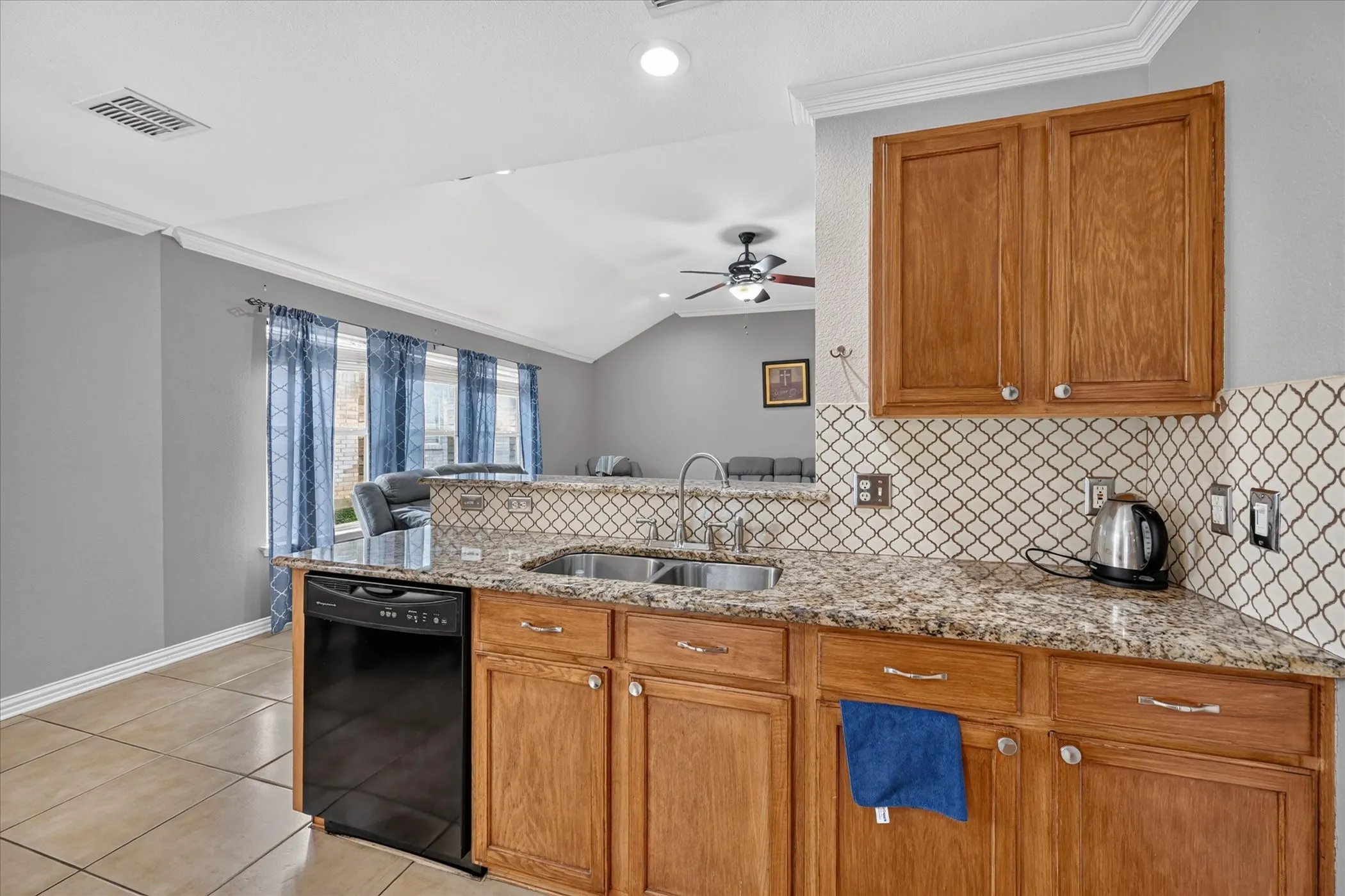 Single Family Residence For Sale in Dallas County , 5530 Mandarin Way, Dallas, Texas 75249, 3 Bedroom, 2 Bathroom, 2 Garage spaces, 1,618 Sqft, built in 2002, mls#21377815, Real Estate Agent in Dallas, Homes For Sale in Dallas county, Homes For Sale in Dallas, Realtor in Dallas Texas, Real Estate Brokerage Independent Realty Texas, Luminita Cordes Realtor