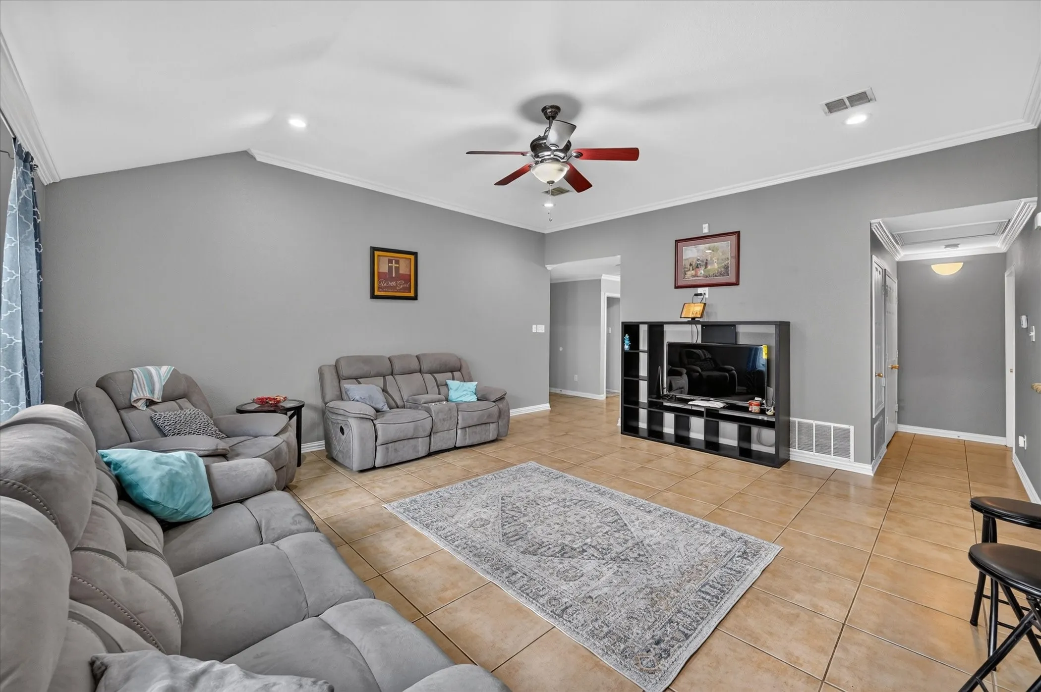 Single Family Residence For Sale in Dallas County , 5530 Mandarin Way, Dallas, Texas 75249, 3 Bedroom, 2 Bathroom, 2 Garage spaces, 1,618 Sqft, built in 2002, mls#21377815, Real Estate Agent in Dallas, Homes For Sale in Dallas county, Homes For Sale in Dallas, Realtor in Dallas Texas, Real Estate Brokerage Independent Realty Texas, Luminita Cordes Realtor