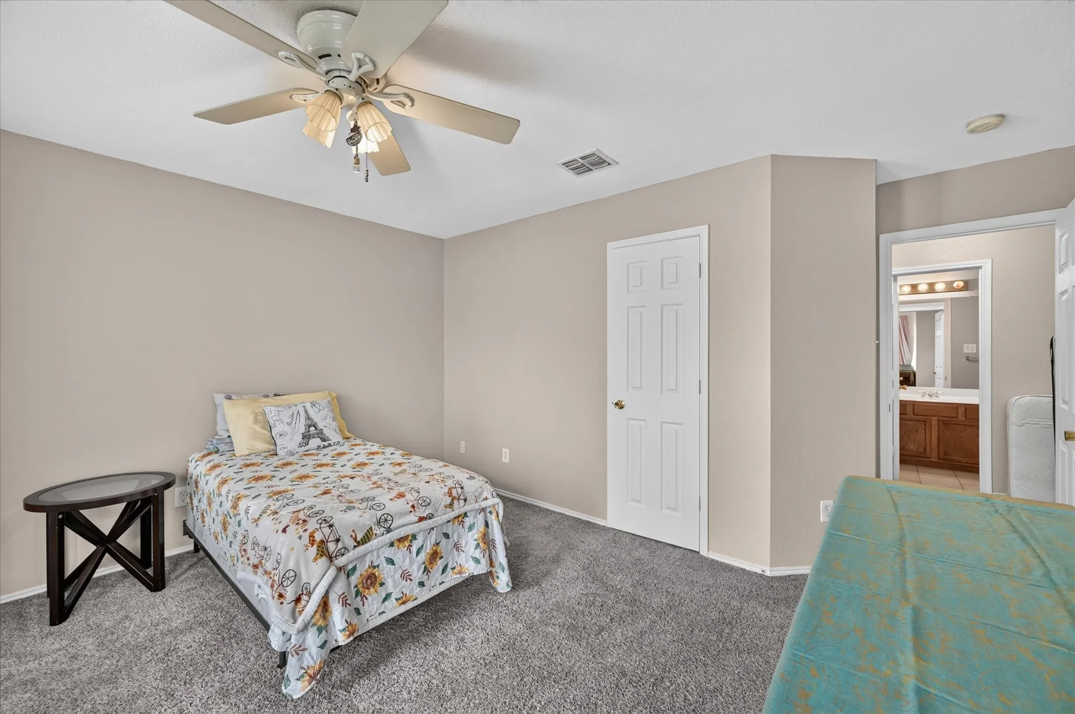 Single Family Residence For Sale in Dallas County , 5530 Mandarin Way, Dallas, Texas 75249, 3 Bedroom, 2 Bathroom, 2 Garage spaces, 1,618 Sqft, built in 2002, mls#21377815, Real Estate Agent in Dallas, Homes For Sale in Dallas county, Homes For Sale in Dallas, Realtor in Dallas Texas, Real Estate Brokerage Independent Realty Texas, Luminita Cordes Realtor