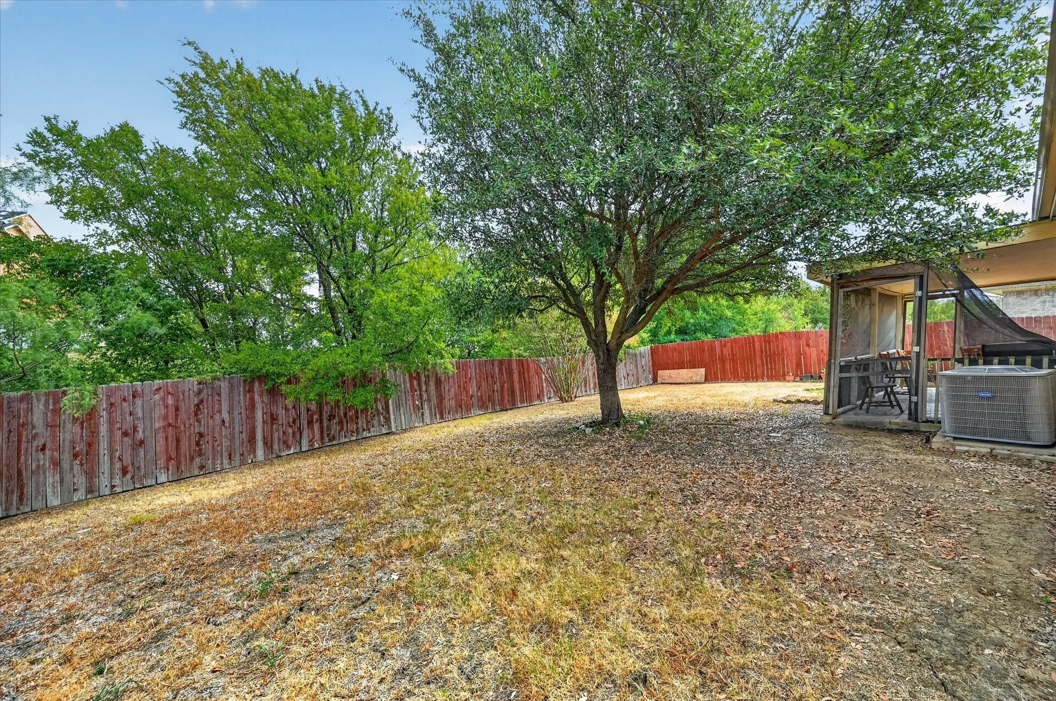 Single Family Residence For Sale in Dallas County , 5530 Mandarin Way, Dallas, Texas 75249, 3 Bedroom, 2 Bathroom, 2 Garage spaces, 1,618 Sqft, built in 2002, mls#21377815, Real Estate Agent in Dallas, Homes For Sale in Dallas county, Homes For Sale in Dallas, Realtor in Dallas Texas, Real Estate Brokerage Independent Realty Texas, Luminita Cordes Realtor