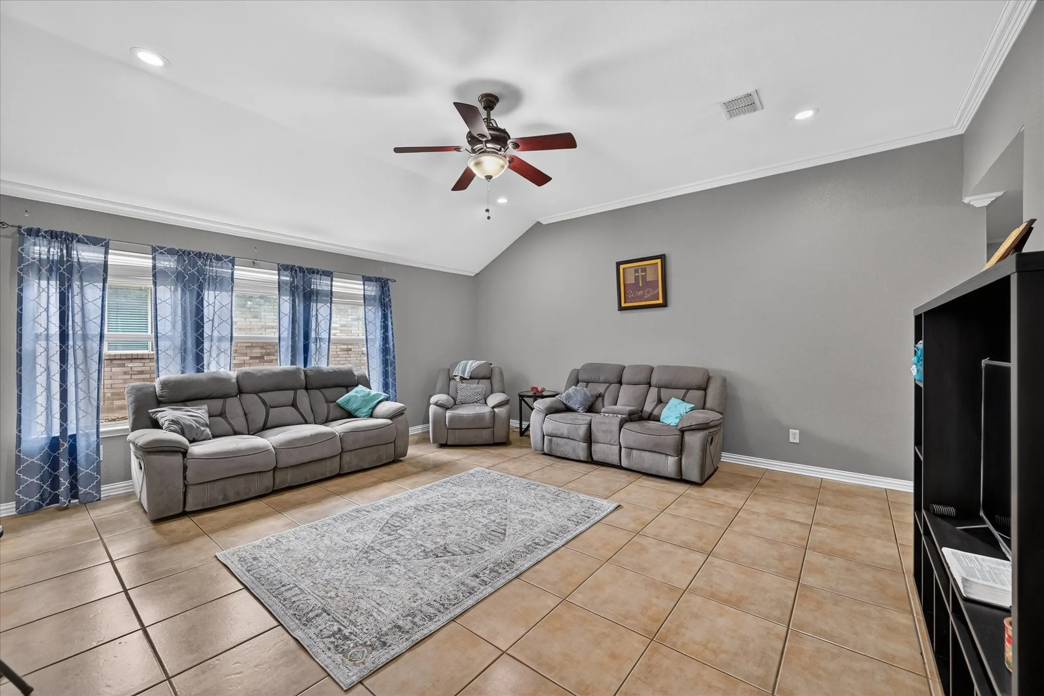 Single Family Residence For Sale in Dallas County , 5530 Mandarin Way, Dallas, Texas 75249, 3 Bedroom, 2 Bathroom, 2 Garage spaces, 1,618 Sqft, built in 2002, mls#21377815, Real Estate Agent in Dallas, Homes For Sale in Dallas county, Homes For Sale in Dallas, Realtor in Dallas Texas, Real Estate Brokerage Independent Realty Texas, Luminita Cordes Realtor
