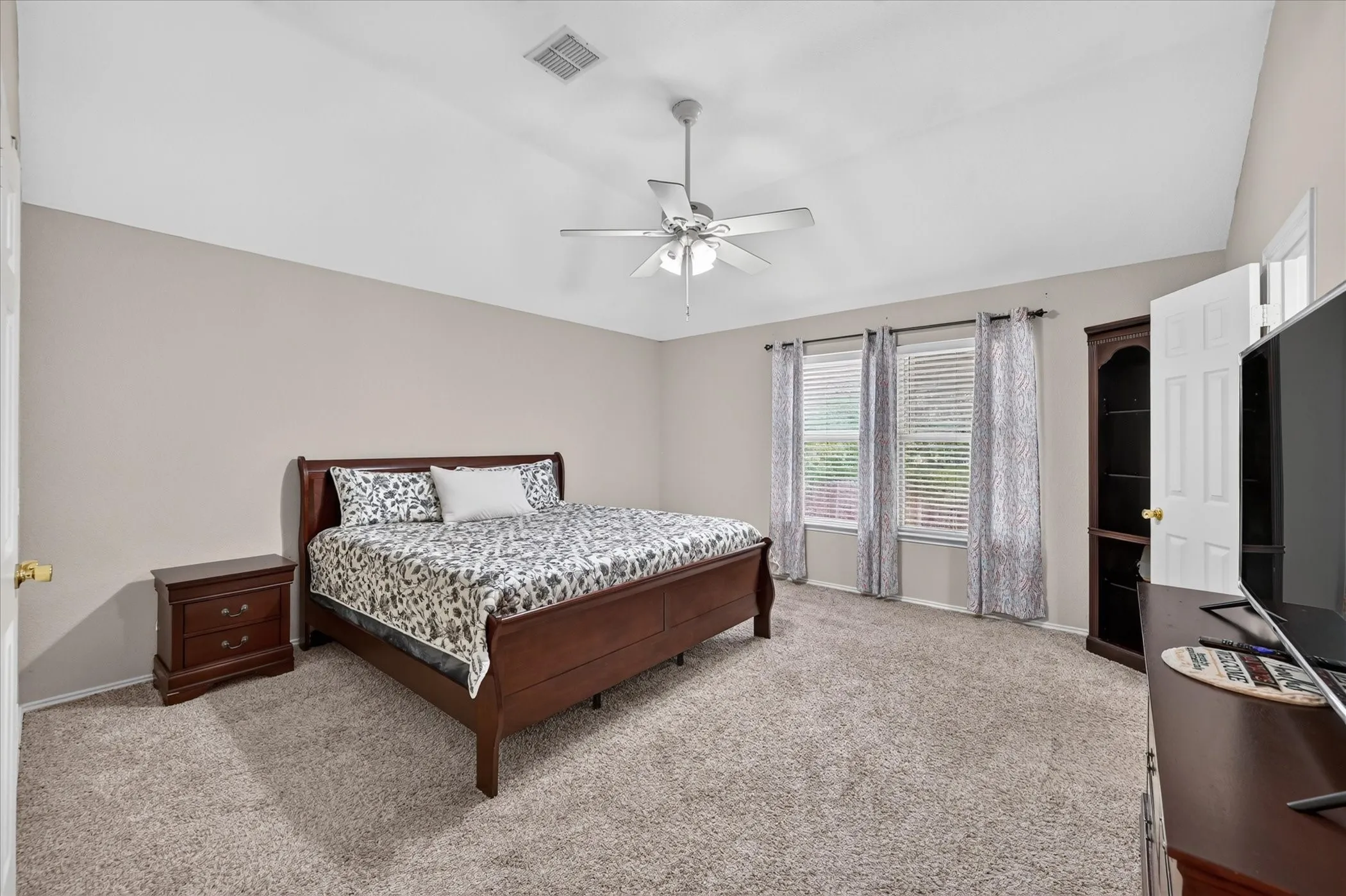 Single Family Residence For Sale in Dallas County , 5530 Mandarin Way, Dallas, Texas 75249, 3 Bedroom, 2 Bathroom, 2 Garage spaces, 1,618 Sqft, built in 2002, mls#21377815, Real Estate Agent in Dallas, Homes For Sale in Dallas county, Homes For Sale in Dallas, Realtor in Dallas Texas, Real Estate Brokerage Independent Realty Texas, Luminita Cordes Realtor