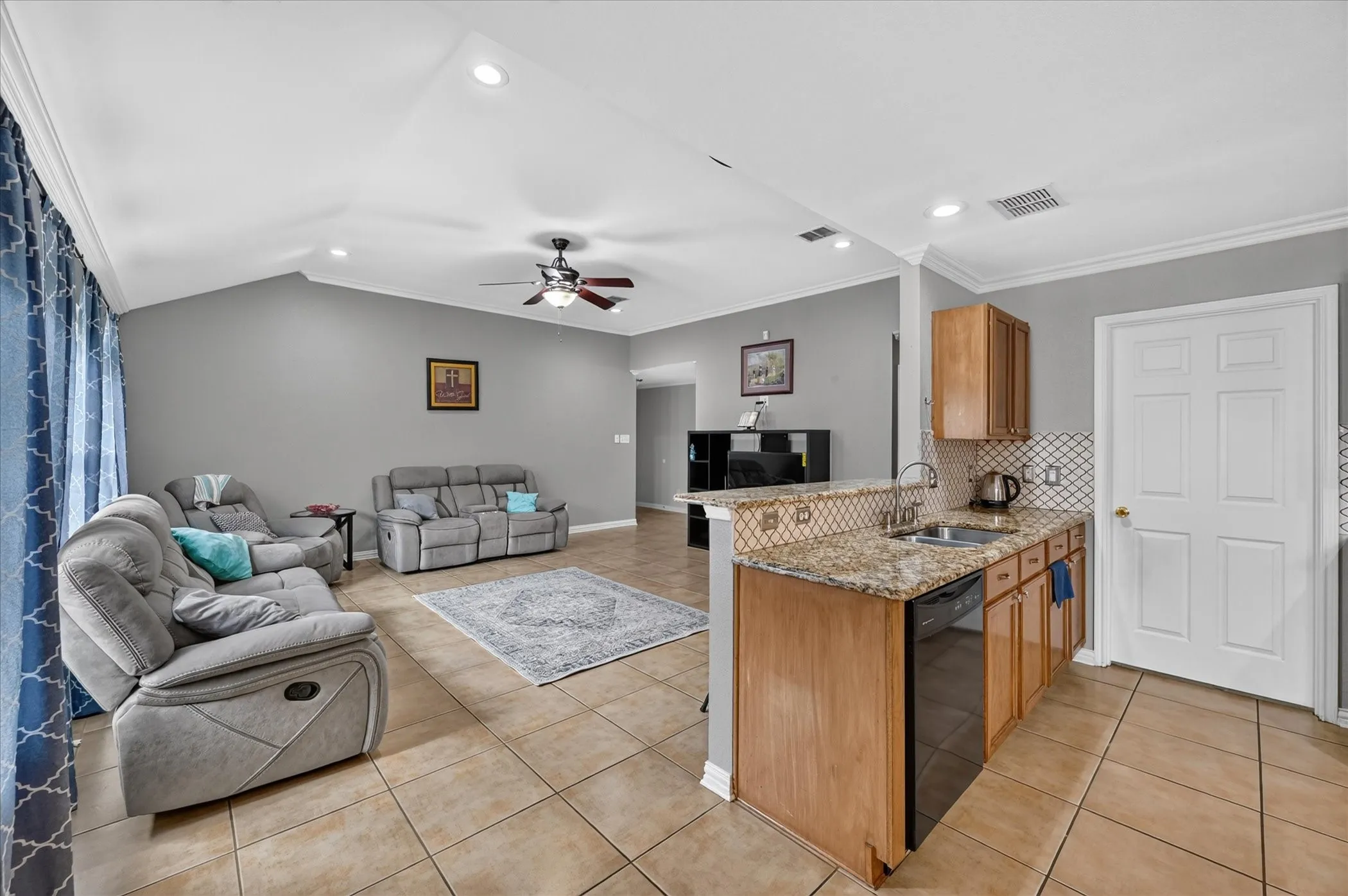 Single Family Residence For Sale in Dallas County , 5530 Mandarin Way, Dallas, Texas 75249, 3 Bedroom, 2 Bathroom, 2 Garage spaces, 1,618 Sqft, built in 2002, mls#21377815, Real Estate Agent in Dallas, Homes For Sale in Dallas county, Homes For Sale in Dallas, Realtor in Dallas Texas, Real Estate Brokerage Independent Realty Texas, Luminita Cordes Realtor