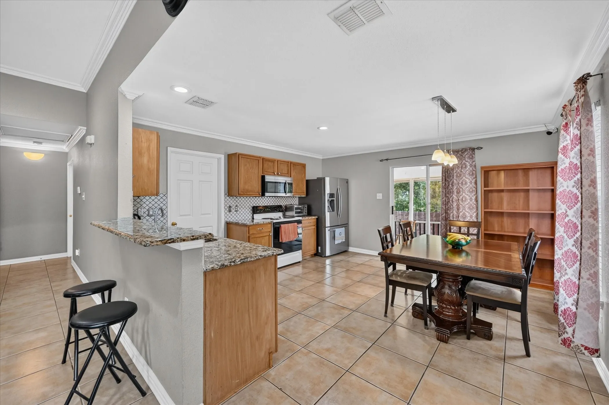 Single Family Residence For Sale in Dallas County , 5530 Mandarin Way, Dallas, Texas 75249, 3 Bedroom, 2 Bathroom, 2 Garage spaces, 1,618 Sqft, built in 2002, mls#21377815, Real Estate Agent in Dallas, Homes For Sale in Dallas county, Homes For Sale in Dallas, Realtor in Dallas Texas, Real Estate Brokerage Independent Realty Texas, Luminita Cordes Realtor