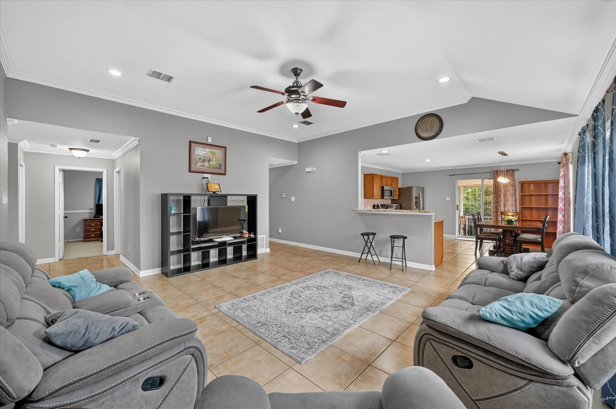 Single Family Residence For Sale in Dallas County , 5530 Mandarin Way, Dallas, Texas 75249, 3 Bedroom, 2 Bathroom, 2 Garage spaces, 1,618 Sqft, built in 2002, mls#21377815, Real Estate Agent in Dallas, Homes For Sale in Dallas county, Homes For Sale in Dallas, Realtor in Dallas Texas, Real Estate Brokerage Independent Realty Texas, Luminita Cordes Realtor