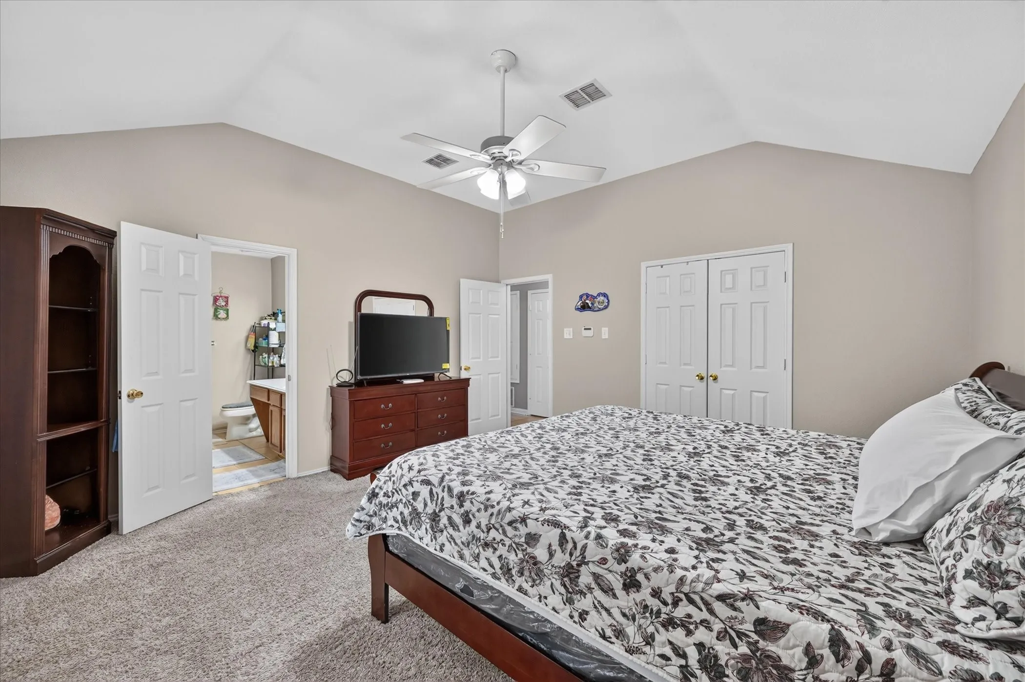 Single Family Residence For Sale in Dallas County , 5530 Mandarin Way, Dallas, Texas 75249, 3 Bedroom, 2 Bathroom, 2 Garage spaces, 1,618 Sqft, built in 2002, mls#21377815, Real Estate Agent in Dallas, Homes For Sale in Dallas county, Homes For Sale in Dallas, Realtor in Dallas Texas, Real Estate Brokerage Independent Realty Texas, Luminita Cordes Realtor