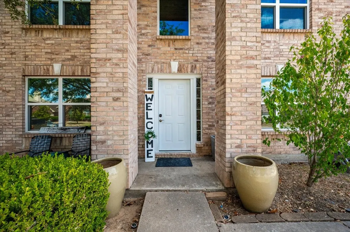 Single Family Residence For Sale in Tarrant County , 2423 Ranchview Drive, Grand Prairie, Texas 75052, 4 Bedroom, 3 Bathroom, 2 Garage spaces, 2,767 Sqft, built in 2000, mls#21376216, Real Estate Agent in Grand Prairie, Homes For Sale in Tarrant county, Homes For Sale in Grand Prairie, Realtor in Grand Prairie Texas, Real Estate Brokerage Independent Realty Texas, Luminita Cordes Realtor