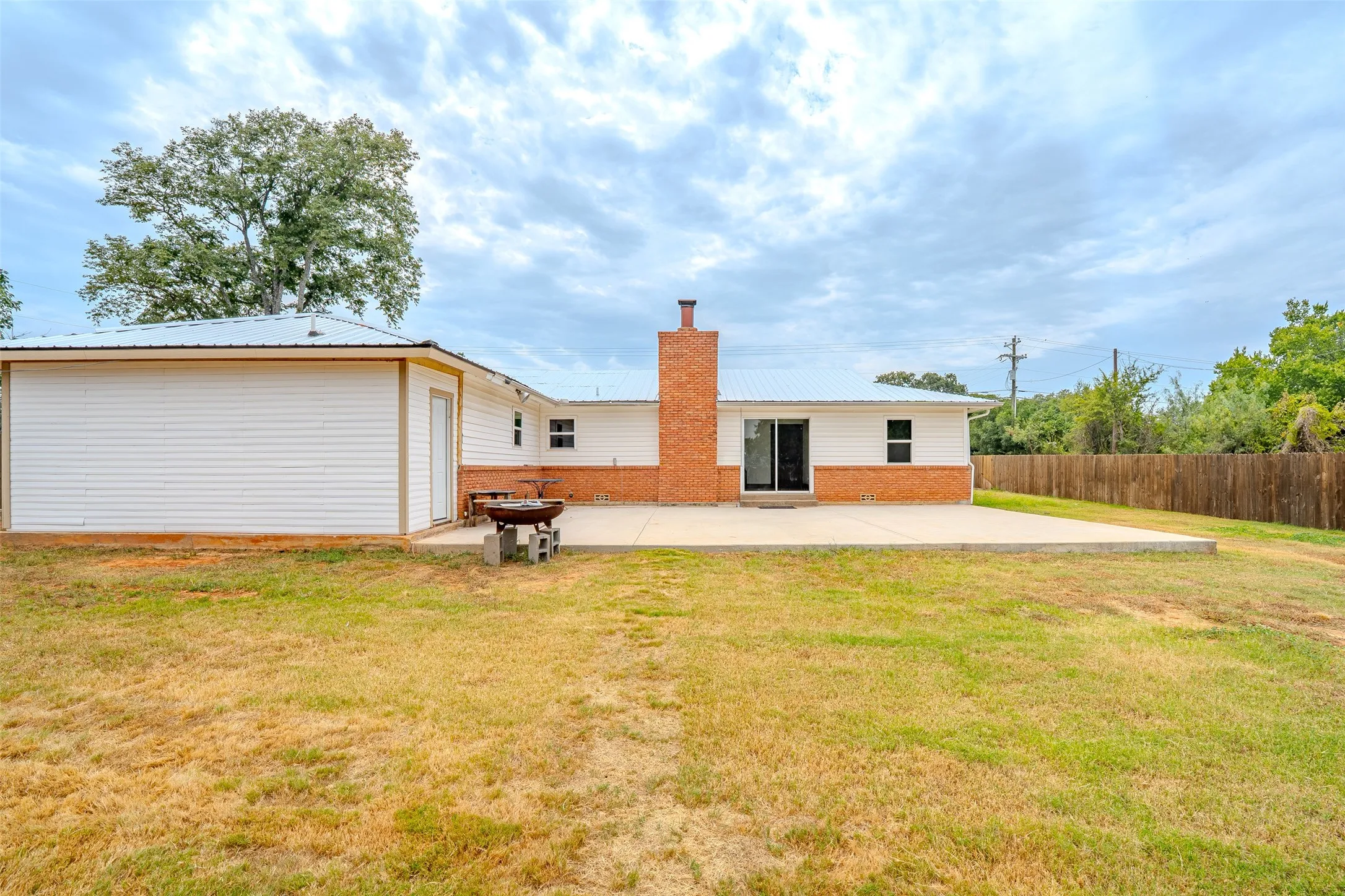 Single Family Residence For Sale in Hood County , 2212 Acton Highway, Granbury, Texas 76049, 4 Bedroom, 2 Bathroom, 2 Garage spaces, 1,824 Sqft, built in 1964, mls#21378865, Real Estate Agent in Granbury, Homes For Sale in Hood county, Homes For Sale in Granbury, Realtor in Granbury Texas, Real Estate Brokerage Independent Realty Texas, Luminita Cordes Realtor