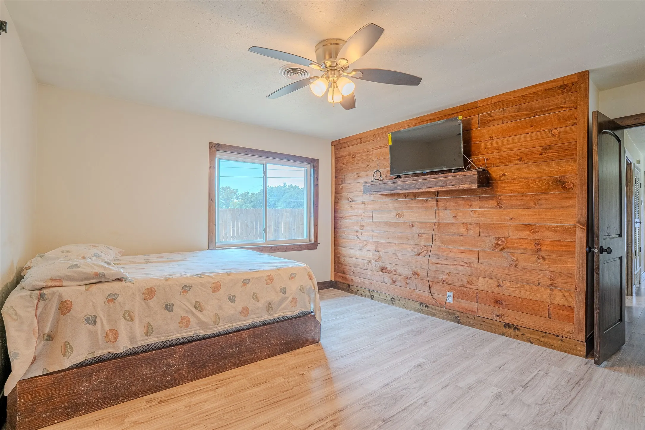Single Family Residence For Sale in Hood County , 2212 Acton Highway, Granbury, Texas 76049, 4 Bedroom, 2 Bathroom, 2 Garage spaces, 1,824 Sqft, built in 1964, mls#21378865, Real Estate Agent in Granbury, Homes For Sale in Hood county, Homes For Sale in Granbury, Realtor in Granbury Texas, Real Estate Brokerage Independent Realty Texas, Luminita Cordes Realtor