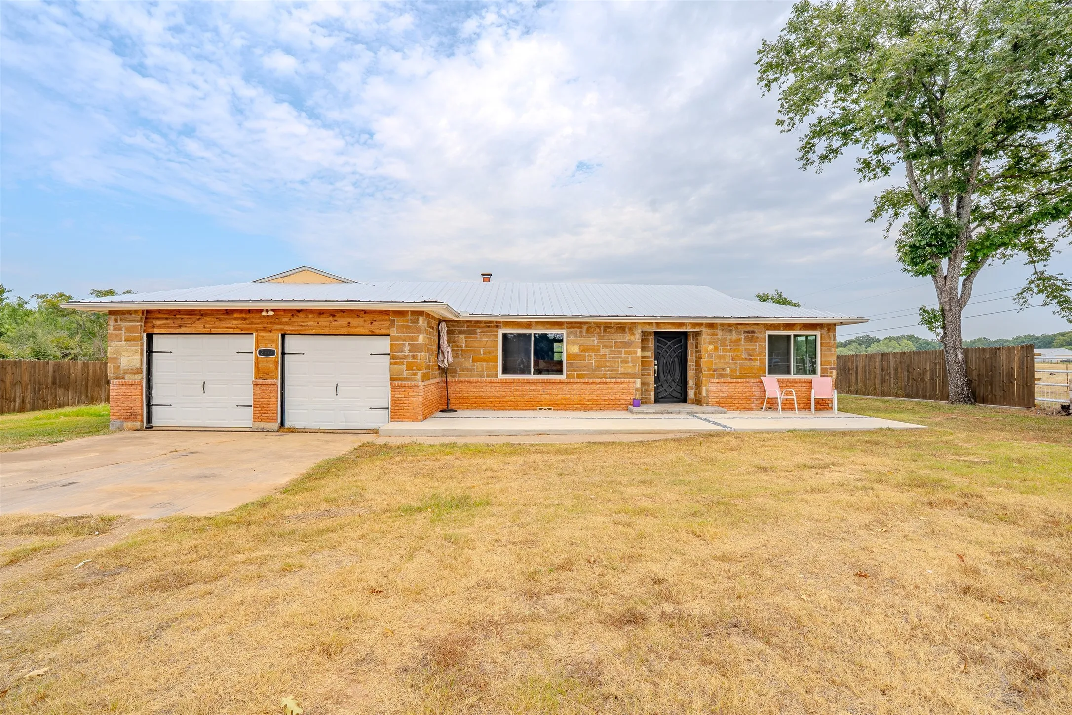 Single Family Residence For Sale in Hood County , 2212 Acton Highway, Granbury, Texas 76049, 4 Bedroom, 2 Bathroom, 2 Garage spaces, 1,824 Sqft, built in 1964, mls#21378865, Real Estate Agent in Granbury, Homes For Sale in Hood county, Homes For Sale in Granbury, Realtor in Granbury Texas, Real Estate Brokerage Independent Realty Texas, Luminita Cordes Realtor