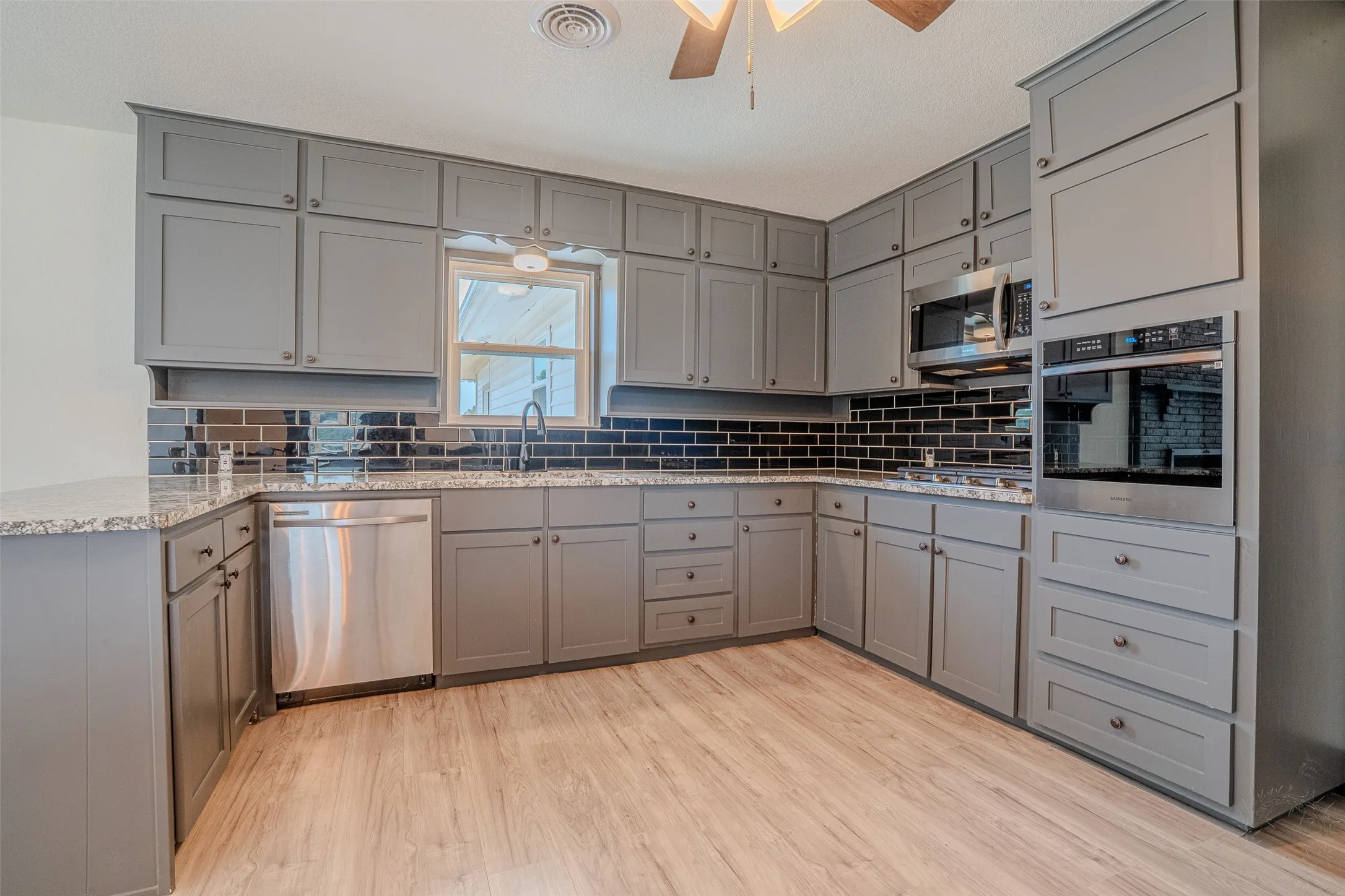 Single Family Residence For Sale in Hood County , 2212 Acton Highway, Granbury, Texas 76049, 4 Bedroom, 2 Bathroom, 2 Garage spaces, 1,824 Sqft, built in 1964, mls#21378865, Real Estate Agent in Granbury, Homes For Sale in Hood county, Homes For Sale in Granbury, Realtor in Granbury Texas, Real Estate Brokerage Independent Realty Texas, Luminita Cordes Realtor
