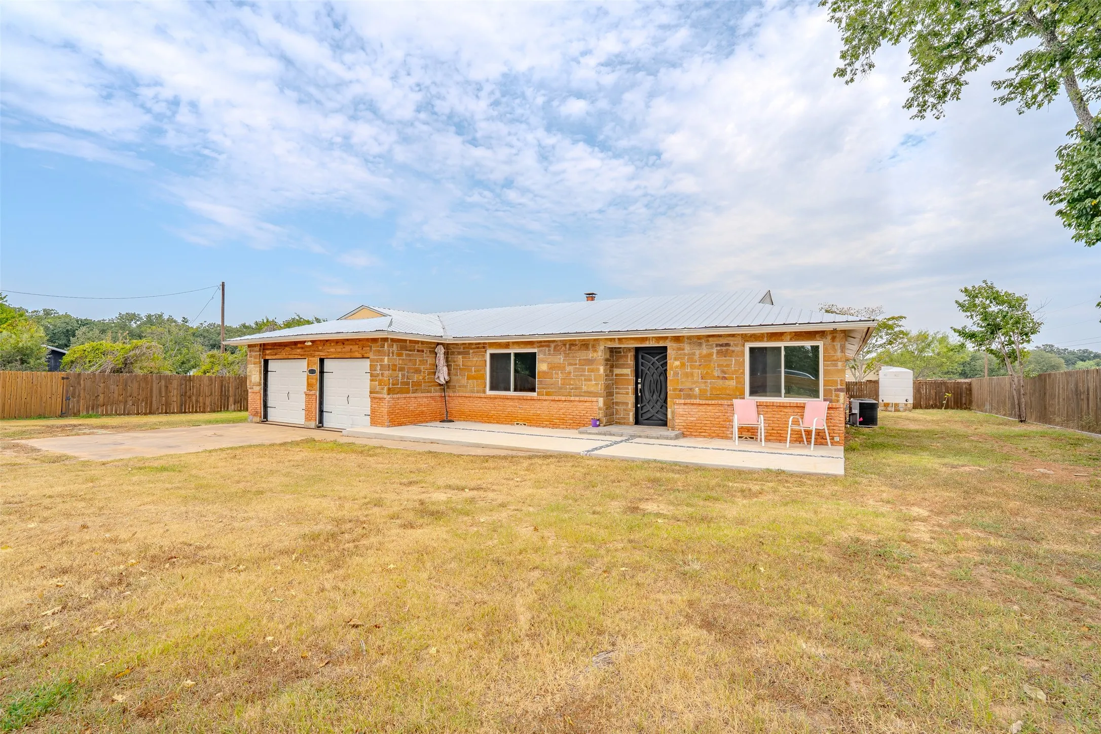 Single Family Residence For Sale in Hood County , 2212 Acton Highway, Granbury, Texas 76049, 4 Bedroom, 2 Bathroom, 2 Garage spaces, 1,824 Sqft, built in 1964, mls#21378865, Real Estate Agent in Granbury, Homes For Sale in Hood county, Homes For Sale in Granbury, Realtor in Granbury Texas, Real Estate Brokerage Independent Realty Texas, Luminita Cordes Realtor