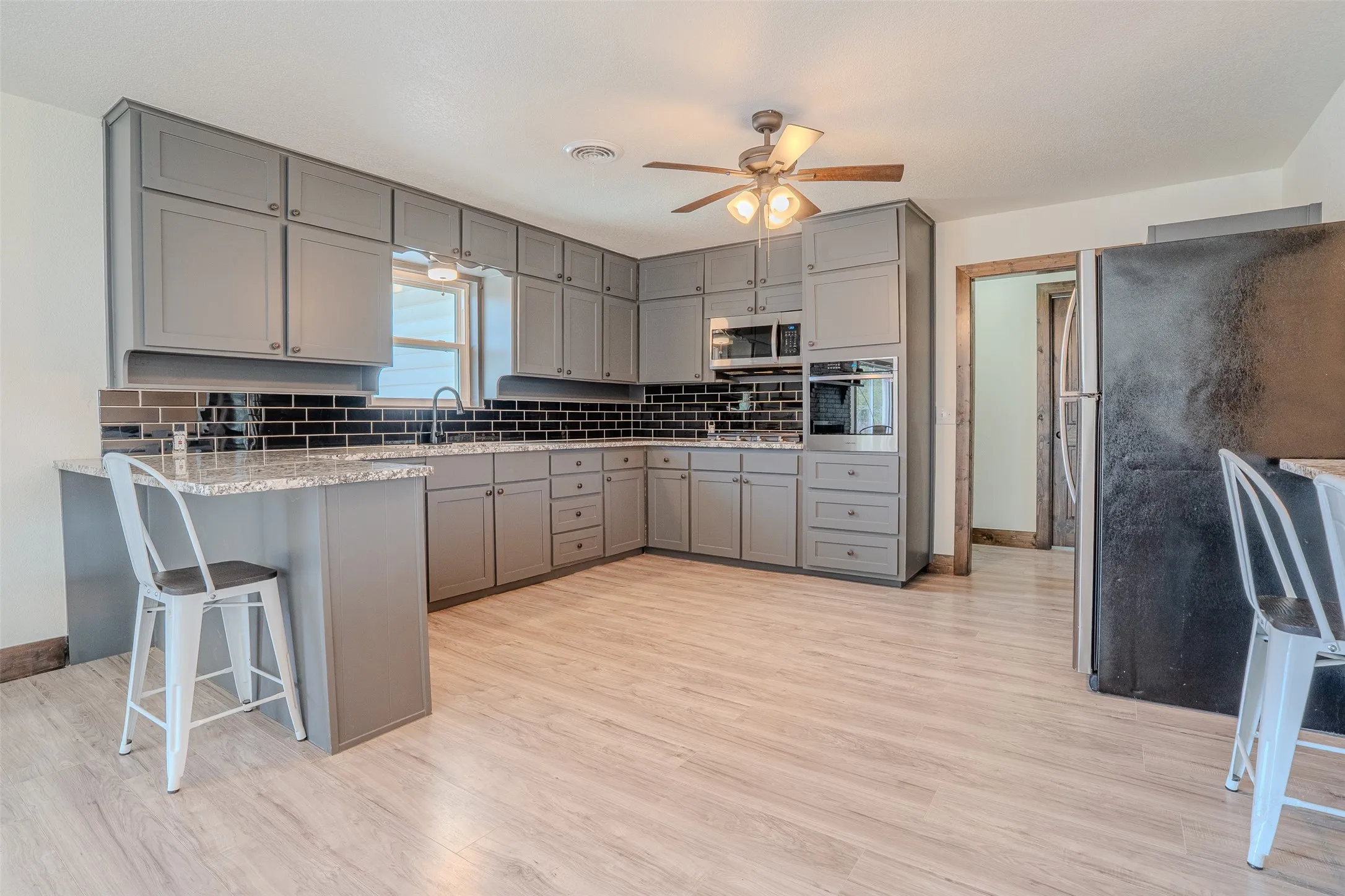 Single Family Residence For Sale in Hood County , 2212 Acton Highway, Granbury, Texas 76049, 4 Bedroom, 2 Bathroom, 2 Garage spaces, 1,824 Sqft, built in 1964, mls#21378865, Real Estate Agent in Granbury, Homes For Sale in Hood county, Homes For Sale in Granbury, Realtor in Granbury Texas, Real Estate Brokerage Independent Realty Texas, Luminita Cordes Realtor