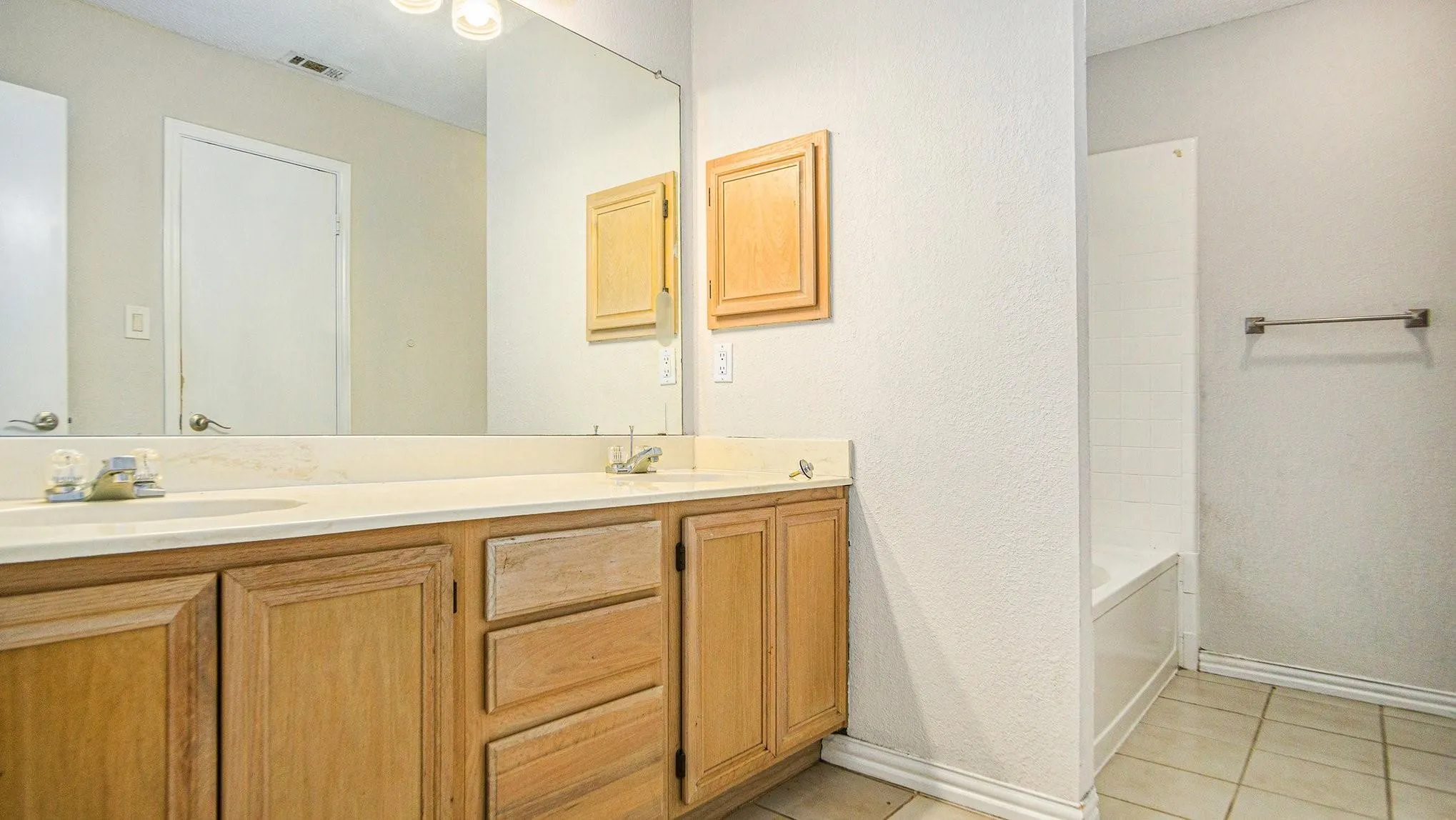 Single Family Residence For Rent in Tarrant County , 6908 Bentley Avenue, Fort Worth, Texas 76137, 3 Bedroom, 2 Bathroom, 2 Garage spaces, 1,529 Sqft, built in 1988, mls#21378868, Real Estate Agent in Fort Worth, Homes For Rent in Tarrant county, Homes For Rent in Fort Worth, Realtor in Fort Worth Texas, Real Estate Brokerage Independent Realty Texas, Luminita Cordes Realtor
