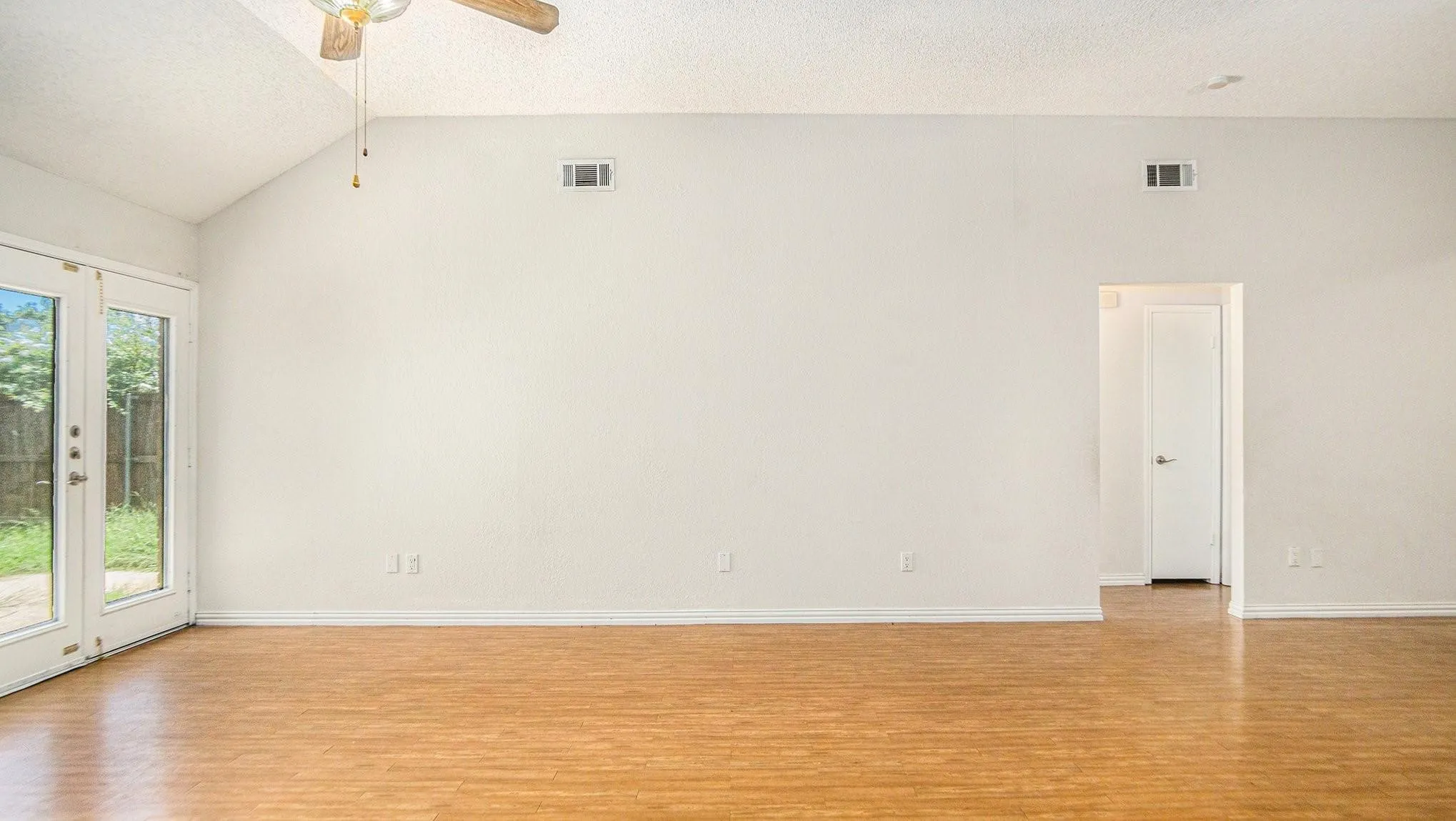 Single Family Residence For Rent in Tarrant County , 6908 Bentley Avenue, Fort Worth, Texas 76137, 3 Bedroom, 2 Bathroom, 2 Garage spaces, 1,529 Sqft, built in 1988, mls#21378868, Real Estate Agent in Fort Worth, Homes For Rent in Tarrant county, Homes For Rent in Fort Worth, Realtor in Fort Worth Texas, Real Estate Brokerage Independent Realty Texas, Luminita Cordes Realtor