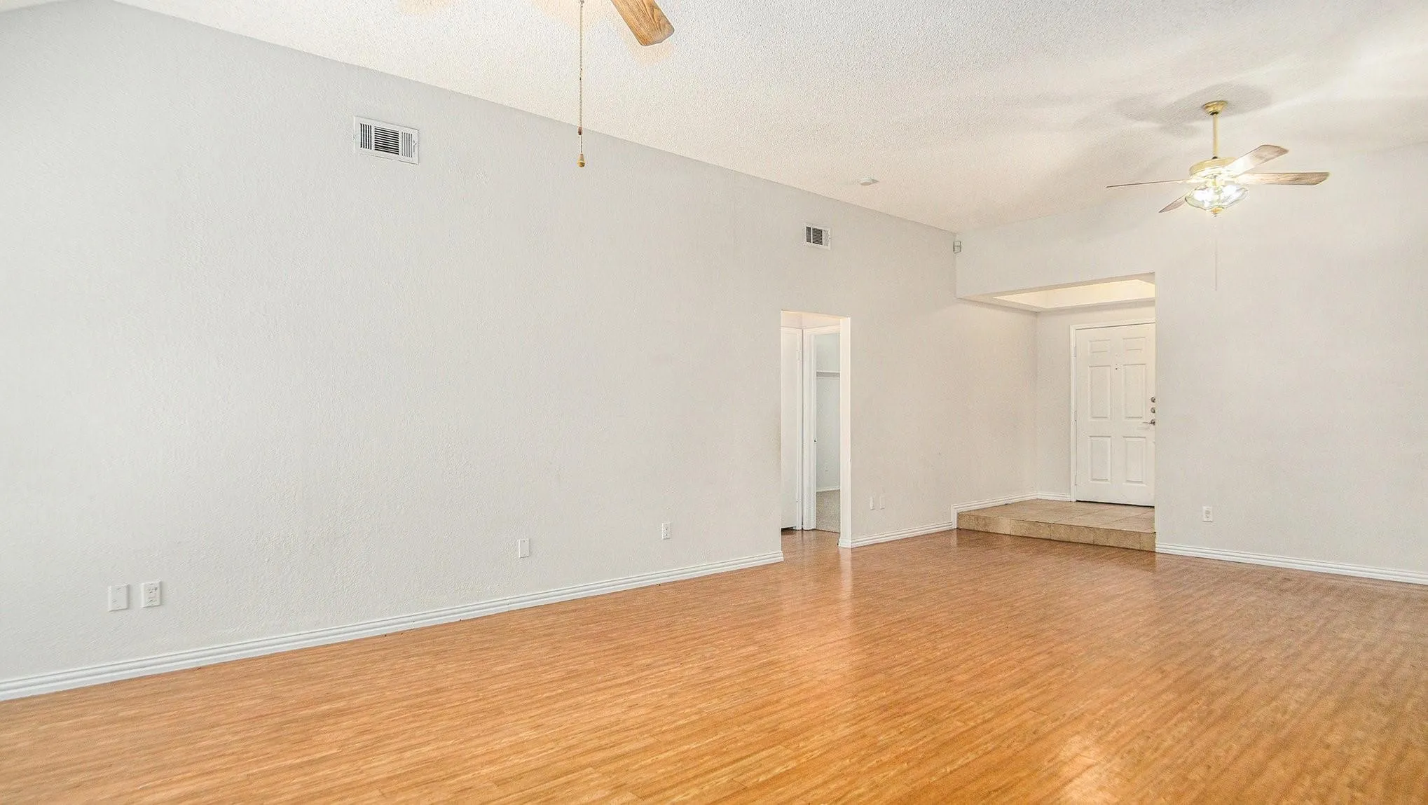 Single Family Residence For Rent in Tarrant County , 6908 Bentley Avenue, Fort Worth, Texas 76137, 3 Bedroom, 2 Bathroom, 2 Garage spaces, 1,529 Sqft, built in 1988, mls#21378868, Real Estate Agent in Fort Worth, Homes For Rent in Tarrant county, Homes For Rent in Fort Worth, Realtor in Fort Worth Texas, Real Estate Brokerage Independent Realty Texas, Luminita Cordes Realtor
