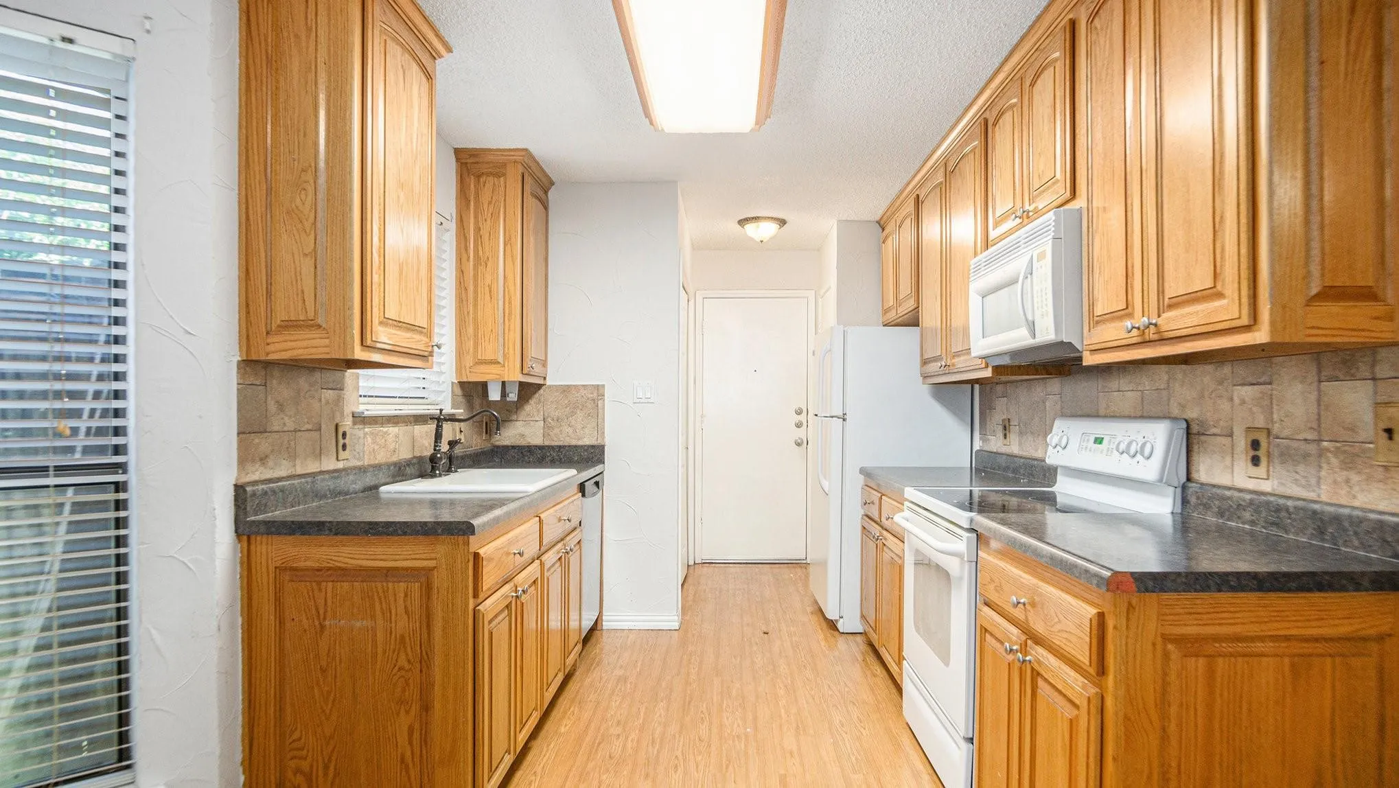 Single Family Residence For Rent in Tarrant County , 6908 Bentley Avenue, Fort Worth, Texas 76137, 3 Bedroom, 2 Bathroom, 2 Garage spaces, 1,529 Sqft, built in 1988, mls#21378868, Real Estate Agent in Fort Worth, Homes For Rent in Tarrant county, Homes For Rent in Fort Worth, Realtor in Fort Worth Texas, Real Estate Brokerage Independent Realty Texas, Luminita Cordes Realtor
