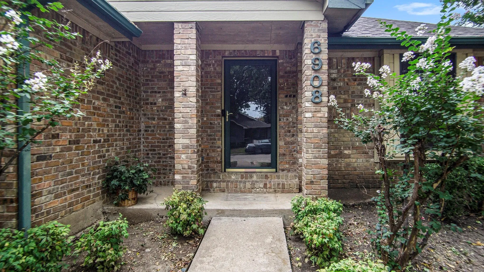 Single Family Residence For Rent in Tarrant County , 6908 Bentley Avenue, Fort Worth, Texas 76137, 3 Bedroom, 2 Bathroom, 2 Garage spaces, 1,529 Sqft, built in 1988, mls#21378868, Real Estate Agent in Fort Worth, Homes For Rent in Tarrant county, Homes For Rent in Fort Worth, Realtor in Fort Worth Texas, Real Estate Brokerage Independent Realty Texas, Luminita Cordes Realtor