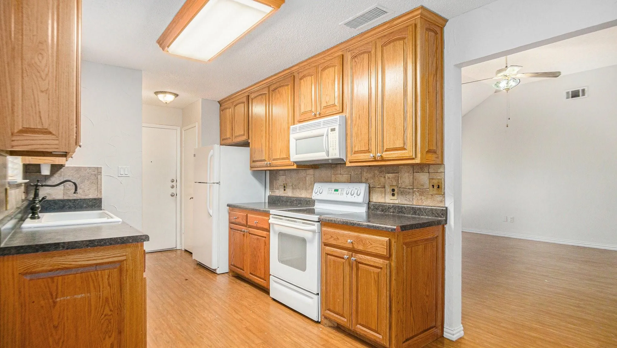 Single Family Residence For Rent in Tarrant County , 6908 Bentley Avenue, Fort Worth, Texas 76137, 3 Bedroom, 2 Bathroom, 2 Garage spaces, 1,529 Sqft, built in 1988, mls#21378868, Real Estate Agent in Fort Worth, Homes For Rent in Tarrant county, Homes For Rent in Fort Worth, Realtor in Fort Worth Texas, Real Estate Brokerage Independent Realty Texas, Luminita Cordes Realtor