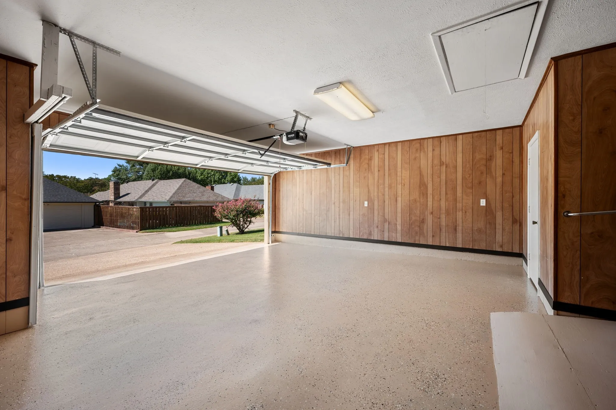 Single Family Residence For Sale in Hunt County , 3111 Bonham Street, Greenville, Texas 75402, 2 Bedroom, 2 Bathroom, 2 Garage spaces, 1,880 Sqft, built in 1989, mls#21377538, Real Estate Agent in Greenville, Homes For Sale in Hunt county, Homes For Sale in Greenville, Realtor in Greenville Texas, Real Estate Brokerage Independent Realty Texas, Luminita Cordes Realtor